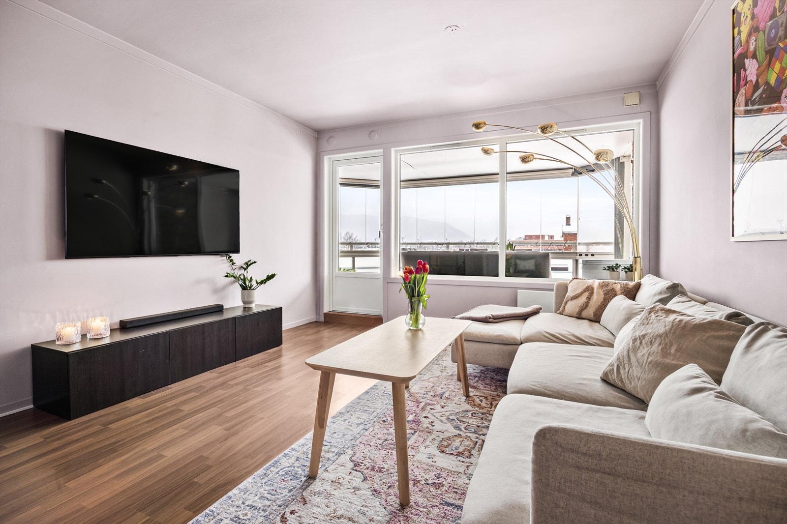 De store vindusflatene mot balkongen slipper inn rikelig med dagslys. Galleribilde