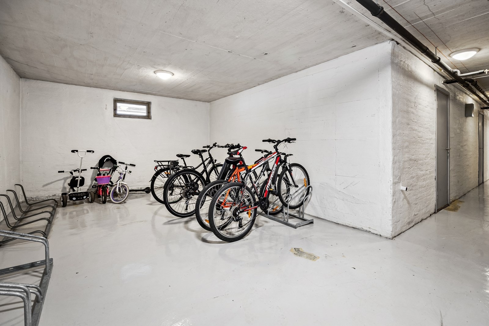 I fellesarealene er det tilrettelagt for trygg felles sykkelparkering innendørs. Galleribilde
