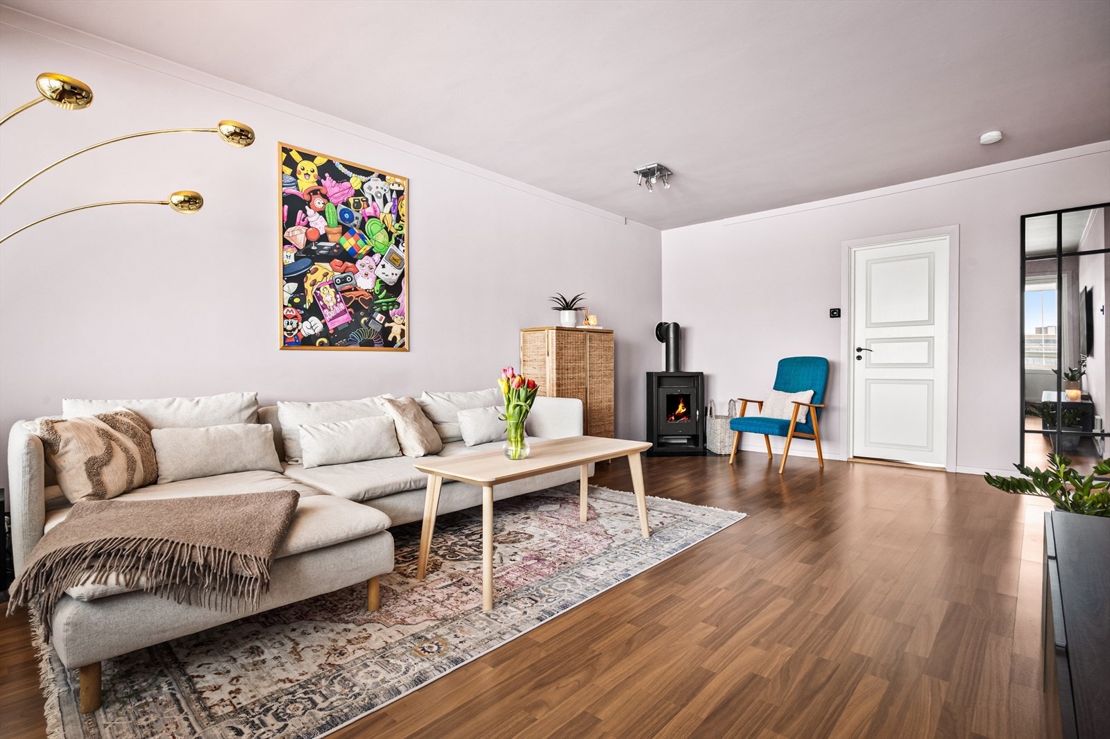 En flott vedovn montert mot en mursteinspipe gir ekstra varme og god stemning i vinterhalvåret. Galleribilde