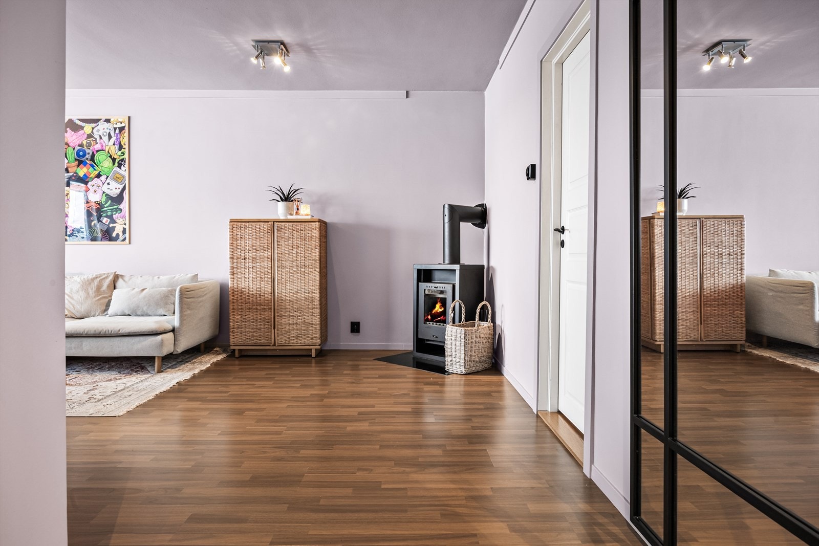 Fra gangen åpner leiligheten seg opp mot stuen. Galleribilde