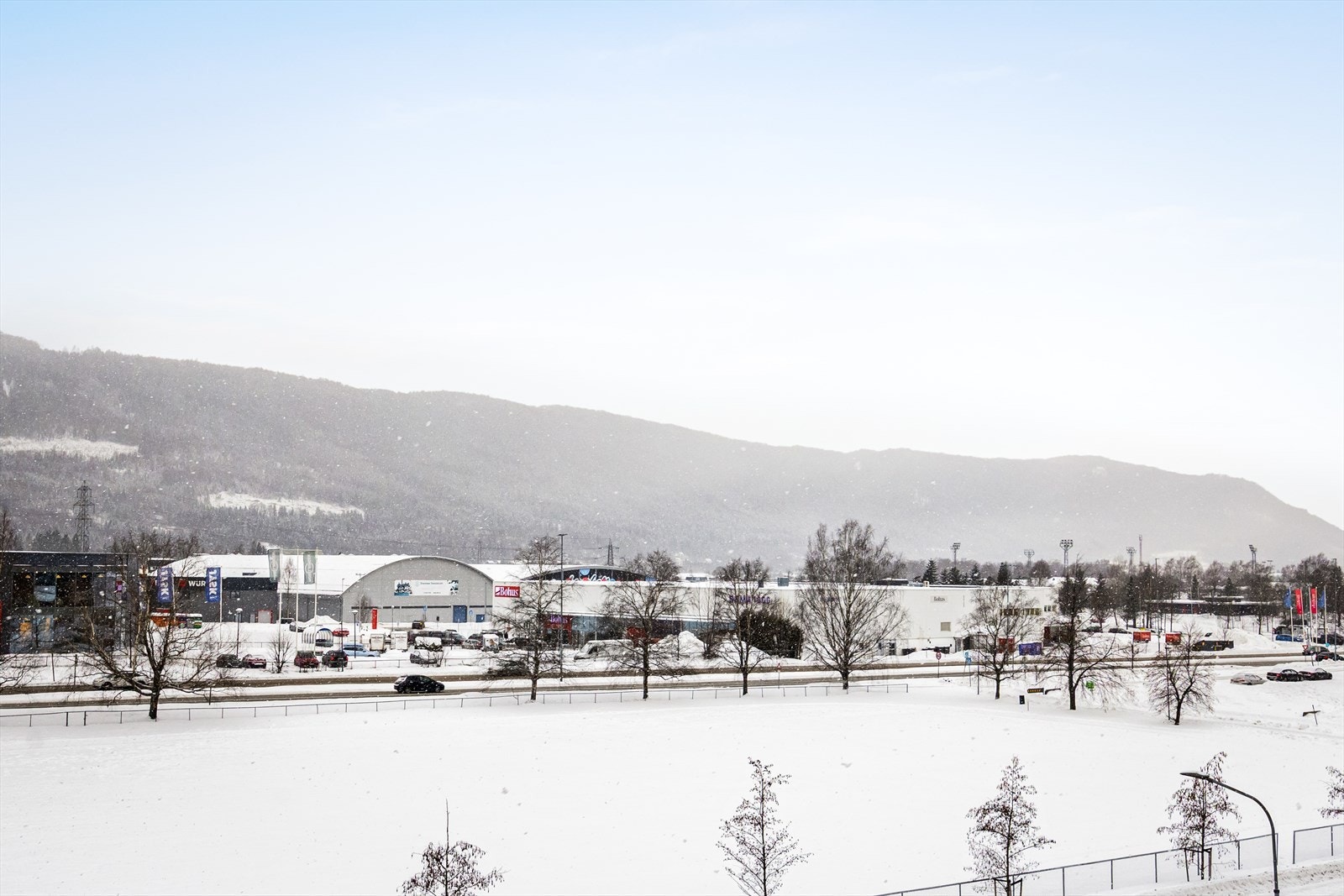 Området byr på umiddelbar nærhet til flotte servicetilbud, dagligvare, apotek m.m, i tillegg til flotte turmuligheter langs Drammenelva med parkanlegg samt i skog og mark. Galleribilde