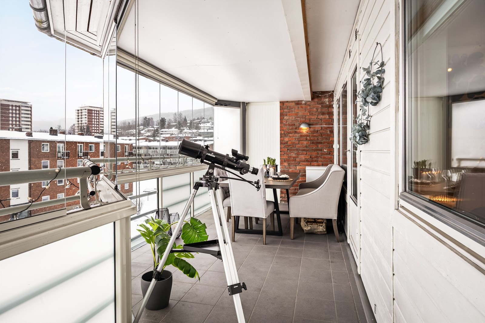 Balkongen har flislagt gulv, og innglassingen består av vinduer som enkelt kan åpnes. Galleribilde