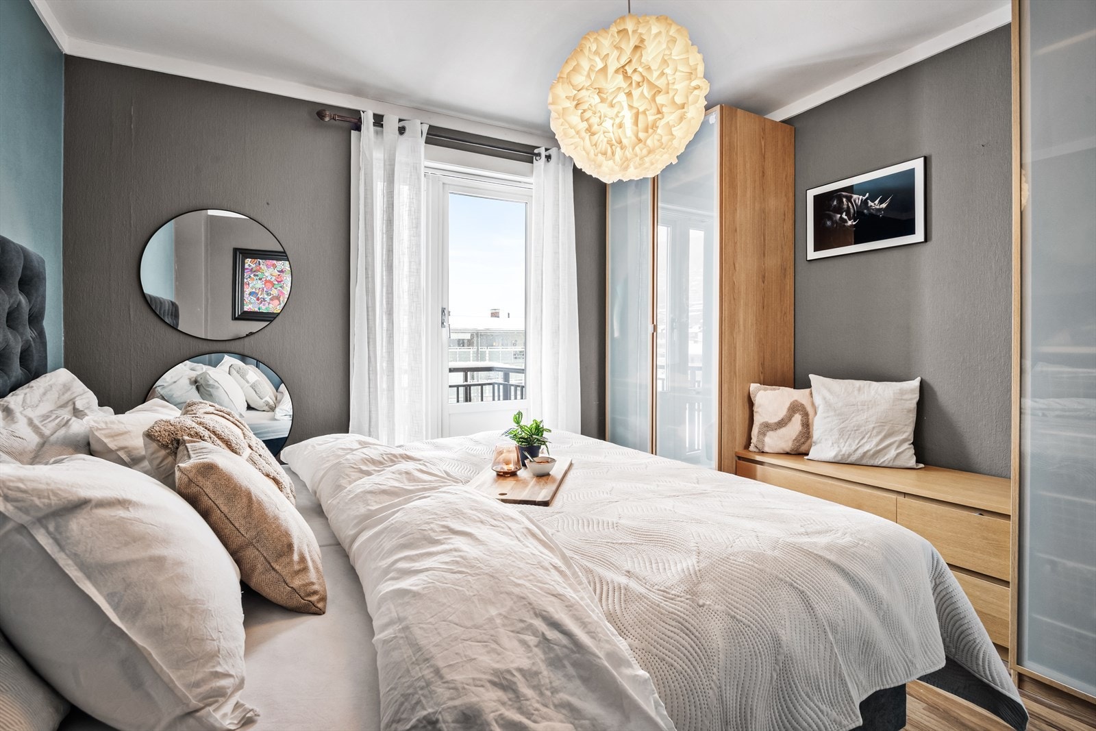 Rommet har god plass til dobbeltseng og garderobeløsninger med god oppbevaringsplass. Galleribilde