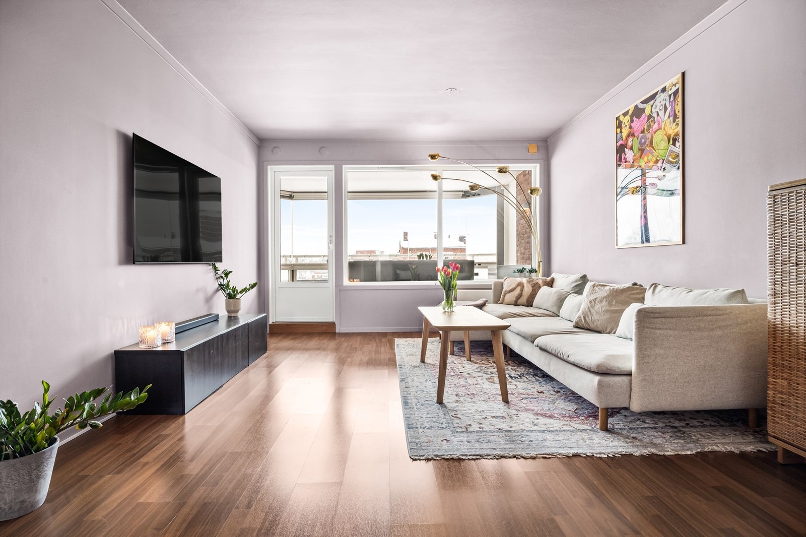 Stuen er et lunt og romslig samlingspunkt med direkte utgang til den innglassede balkongen. Galleribilde