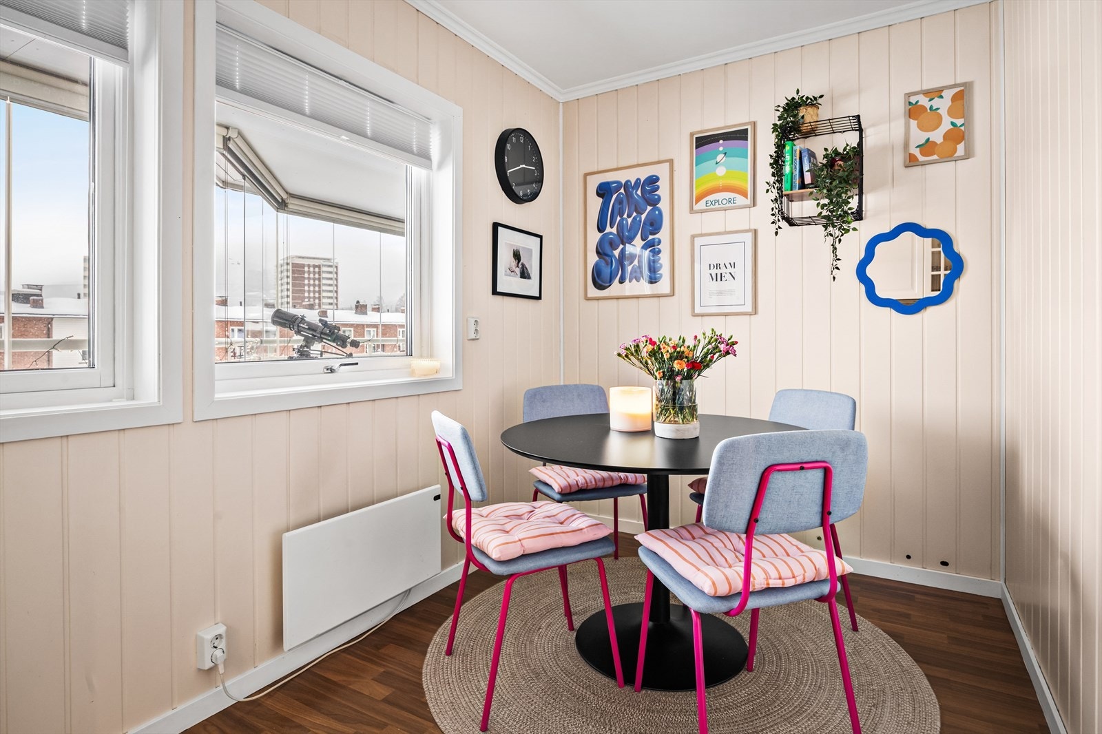 I tilknytning til kjøkkenet er det en hyggelig krok med plass til en liten spisegruppe som gjør kjøkkenet til et flott oppholdsrom i flittig bruk som sosial arena i hverdagen. Galleribilde