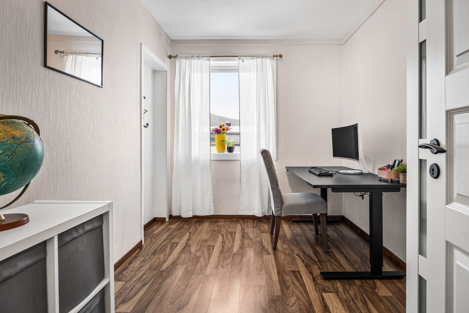 Leilighetens andre soverom har også en god størrelse og egner seg godt som barnerom, gjesterom eller kontor. Galleribilde