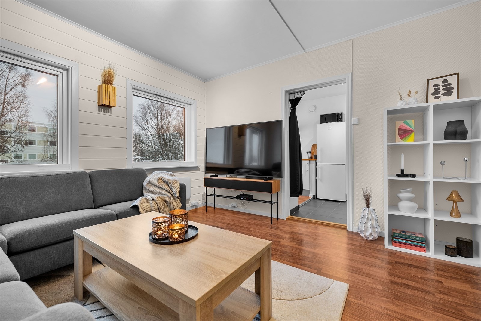 Leiligheten har en god og praktisk planløsning, inneholder entre, stue, kjøkken, bad/wc og soverom. Sportsbod i kjeller. Galleribilde