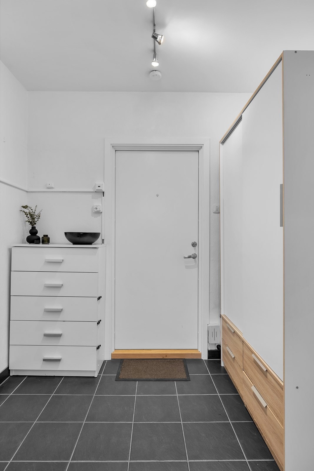 Gang med mass oppbevaringsplass i skyvedørsgarderoben. Galleribilde