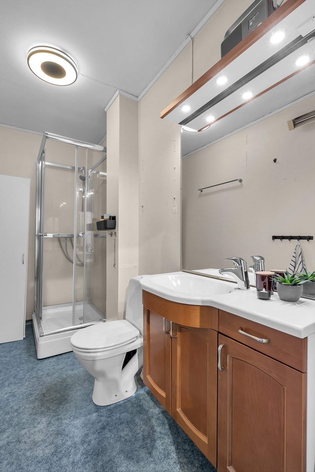 Bad med dusjkabinett Galleribilde