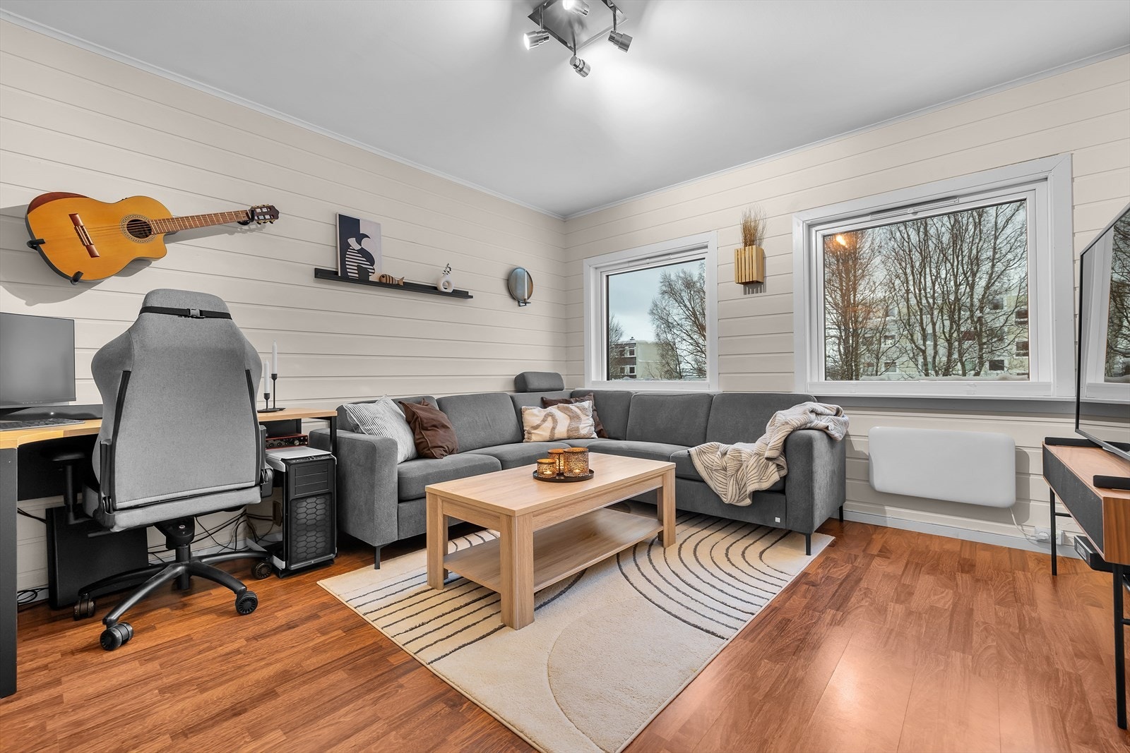 Fin 2-roms med god beliggenhet høyt i byggets første etasje. Galleribilde