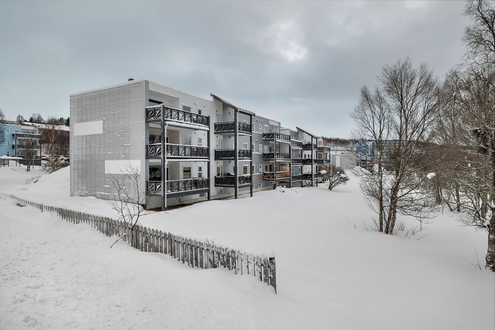 Det er ca. 4.5 km fra sentrum av Tromsø. Det er kort veg til skole, barnehage, Coop extra , treningssenter, Jekta storsenter, flyplass og busstopp. Ellers også forholdsvis kort veg til lysløype, UNN og UiT. Galleribilde