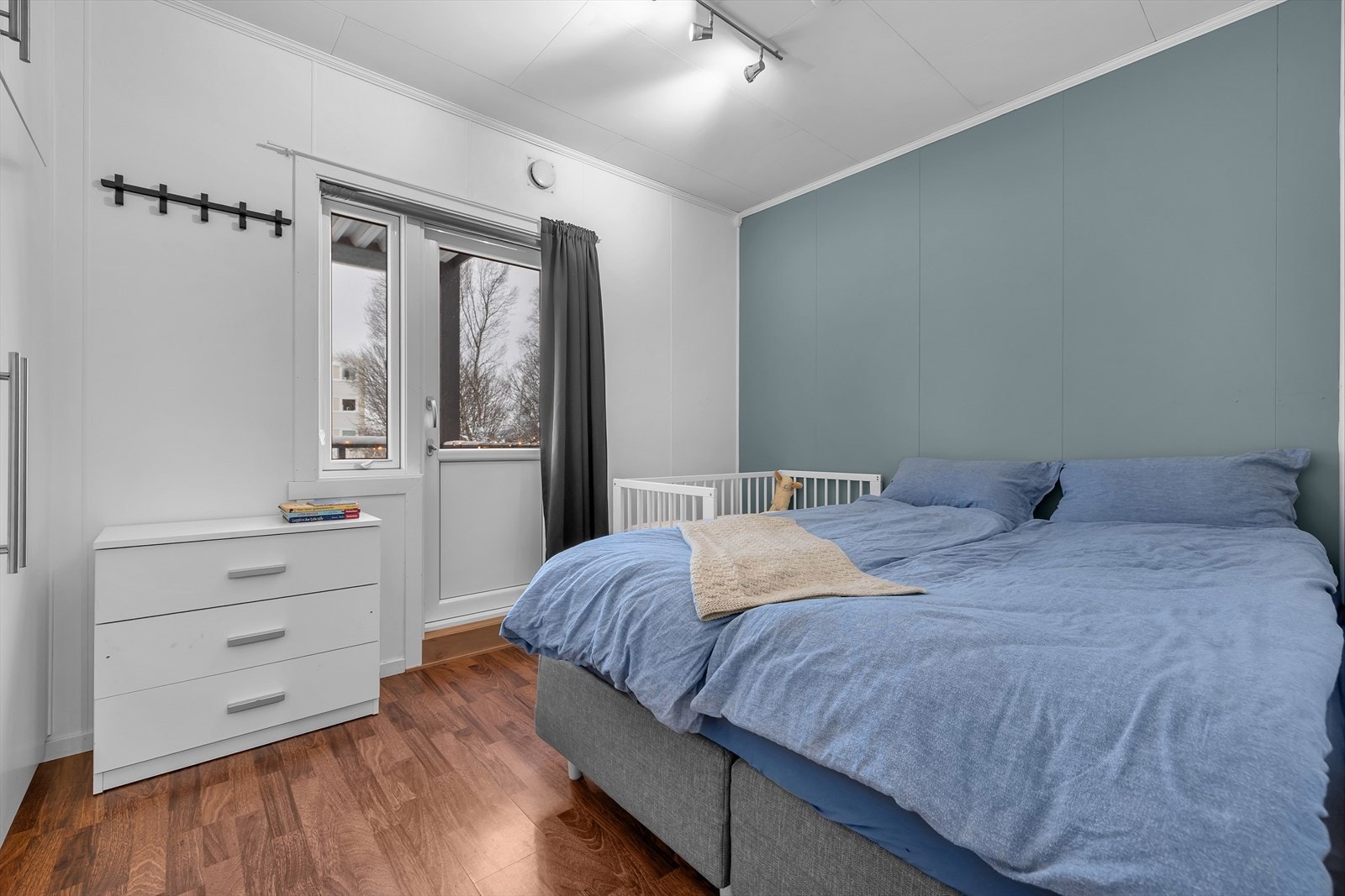 Utgang fra soverom til vestvendt og romslig balkong med meget gode solforhold Galleribilde