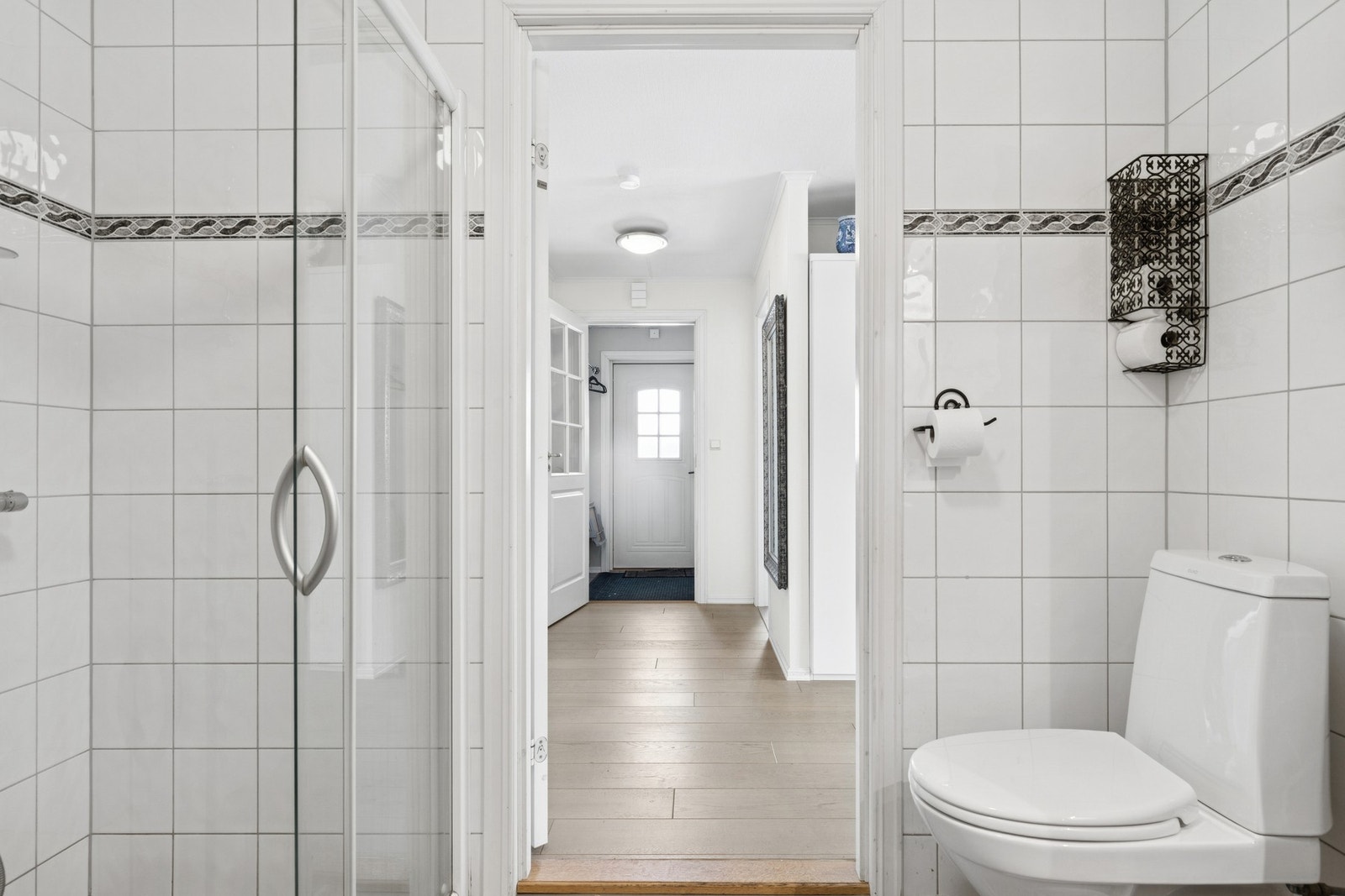 Lyst, flislagt baderom med gulvvarme. Galleribilde