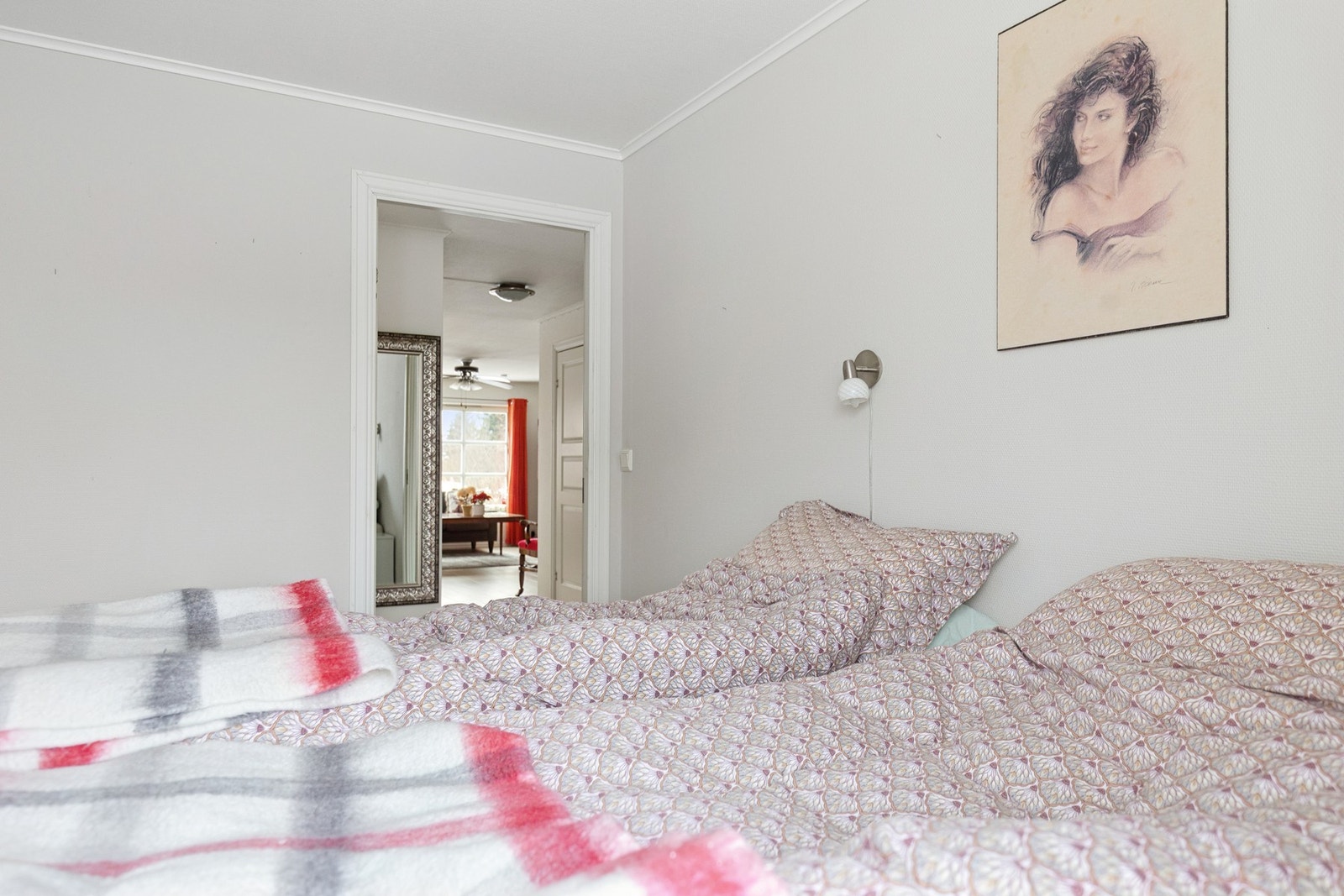 Hovedsoverommet er av god størrelse, med plass til både seng og garderobe. Galleribilde