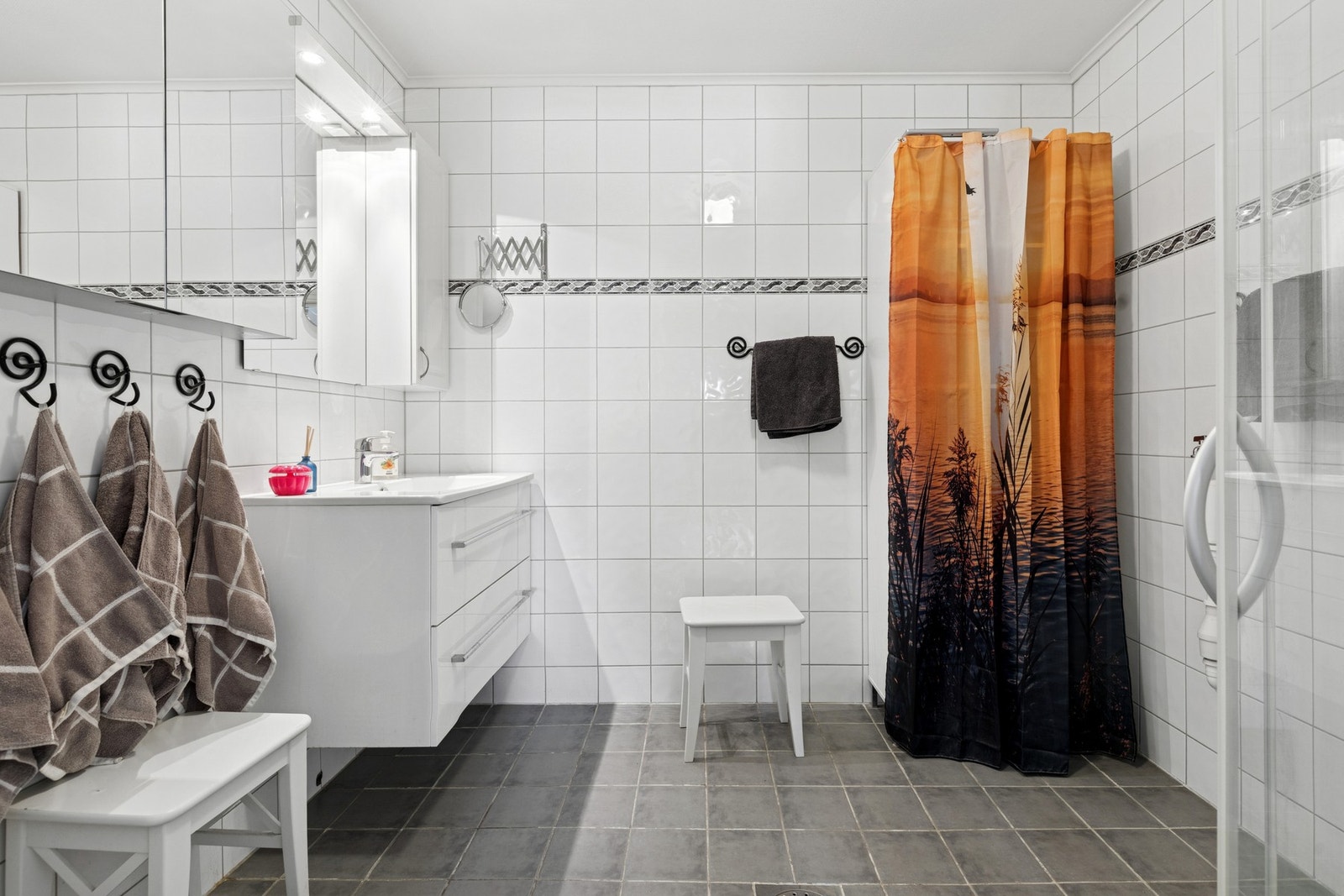 Teknisk rom har opplegg for vaskemaskin og tørketrommel. Galleribilde