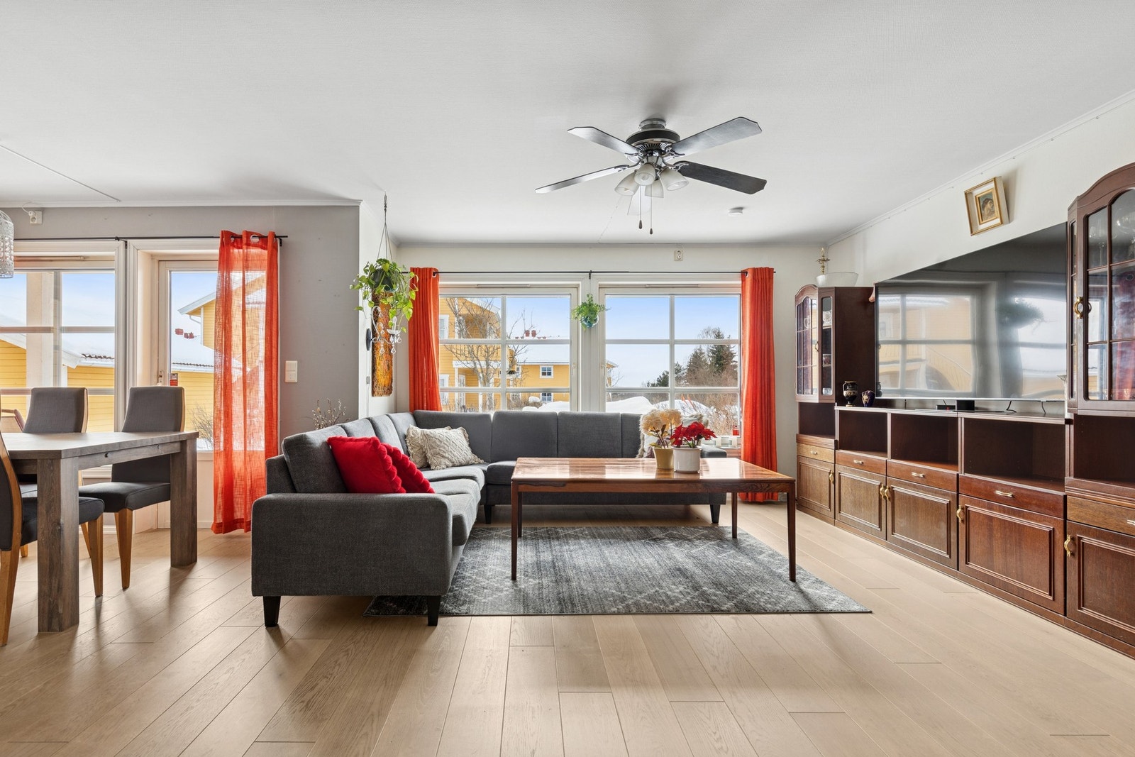 Videre inn i boligen blir du møtt av en romslig åpen stue/kjøkken løsning. Galleribilde