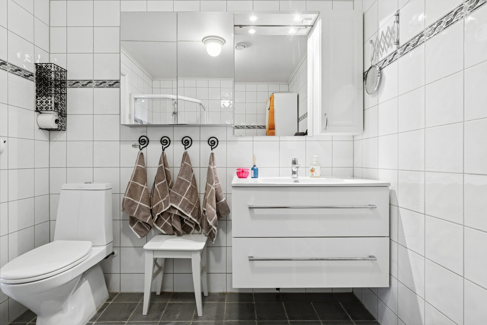 Baderommet er utstyrt med dusjnisje med glassdør, servant med skap, toalett og opplegg for vaskemaskin. Galleribilde