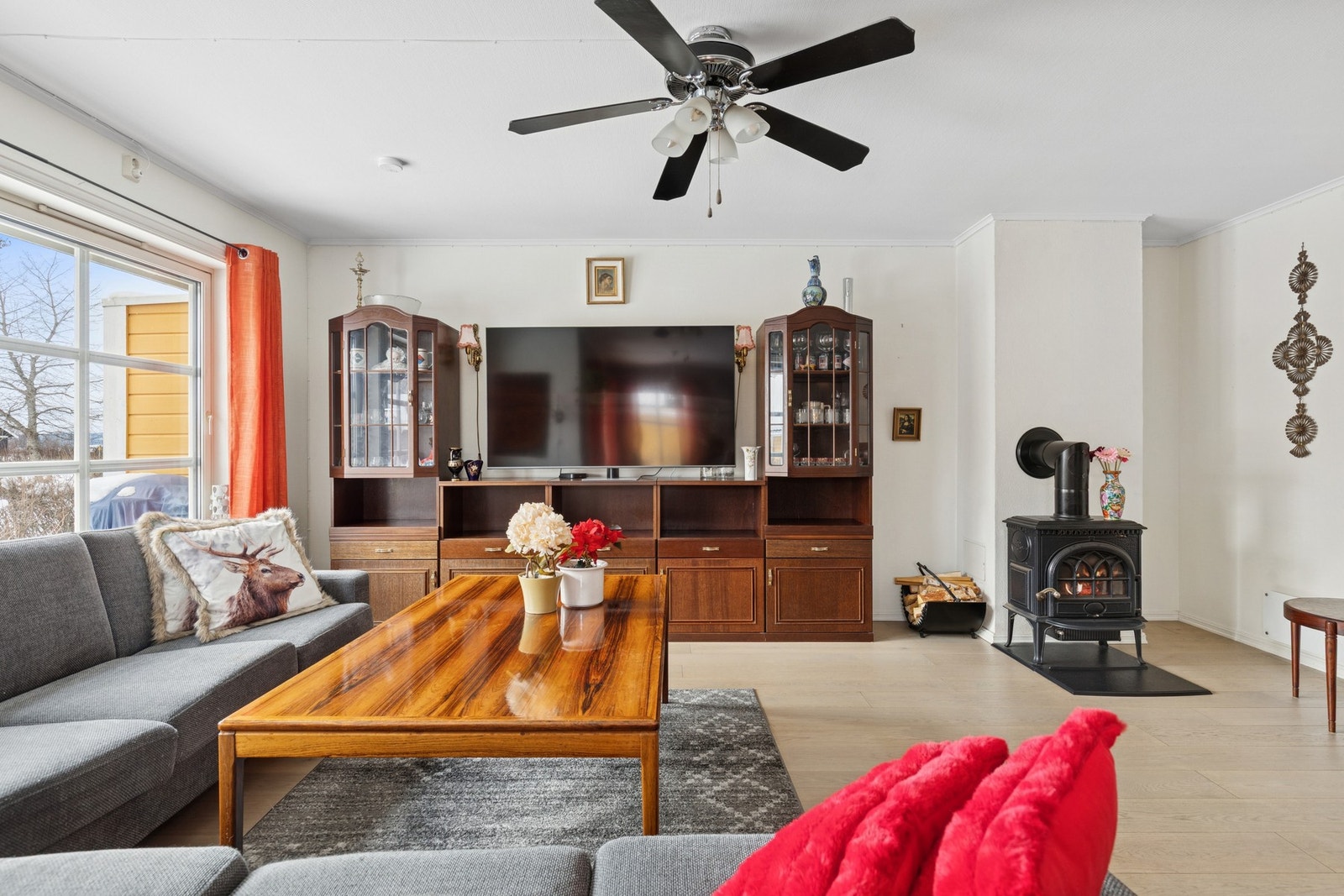 Her er det god plass til både sofagruppe og spisebord. Galleribilde