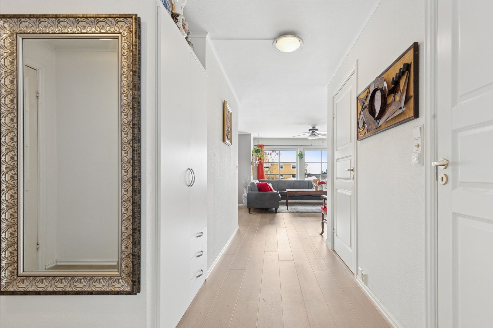 Boligen ønsker deg velkommen med en lys og innbydende entrè. Galleribilde