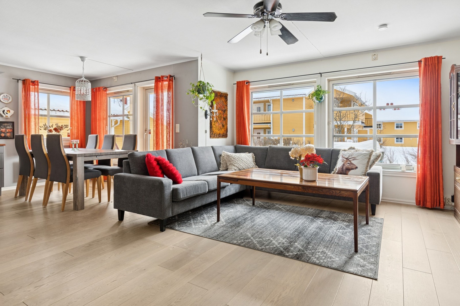 Dette er en pen og velholdt 4-roms leilighet med en praktisk beliggenhet på Sand. Galleribilde