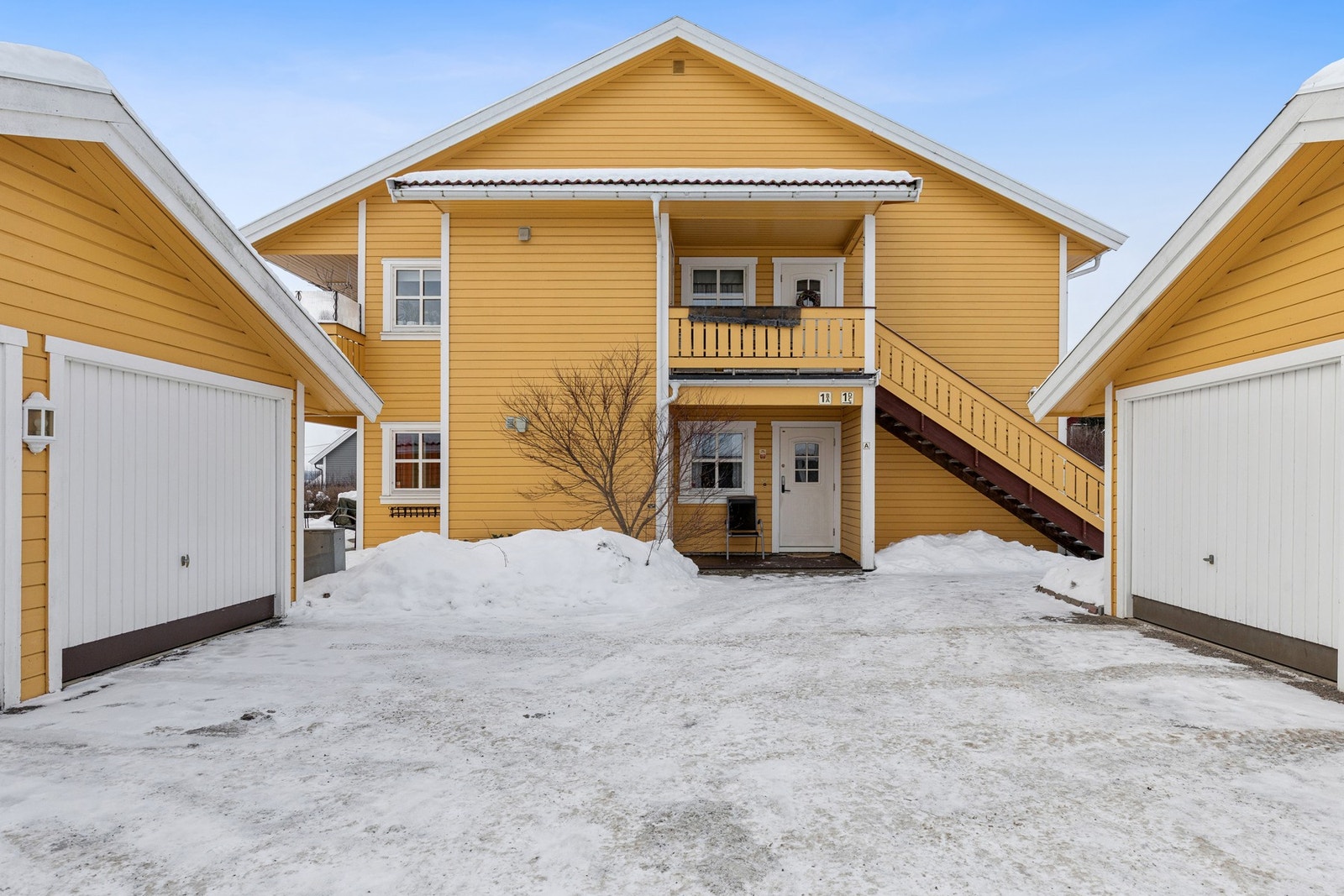 Hyggelig inngangsparti med platting og overbygg. Galleribilde