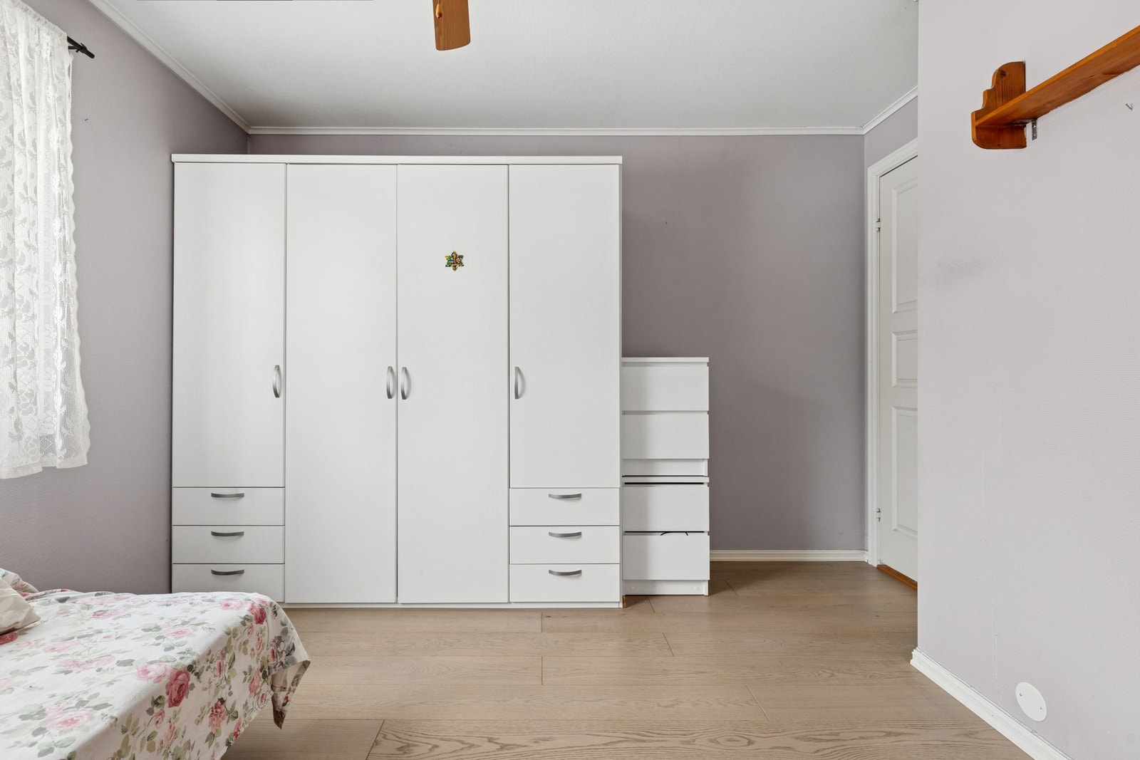 Soverom 2 har rikelig med garderobe. Galleribilde