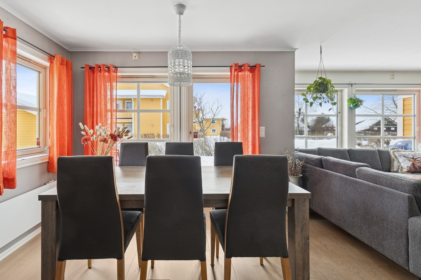 Leiligheten har en god planløsning med romslige, sosiale soner og store vindusflater som slipper inn rikelig med naturlig lys. Galleribilde