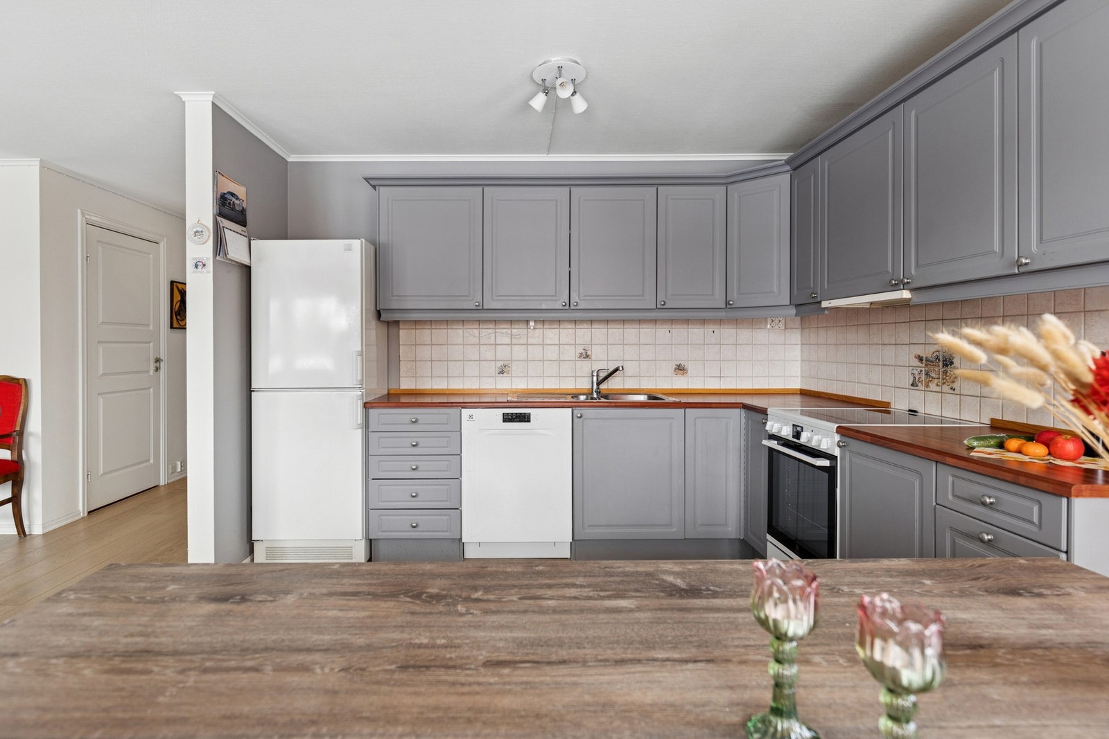 Kjøkkenet gir et klassisk uttrykk i mørk grå utførelse. Galleribilde