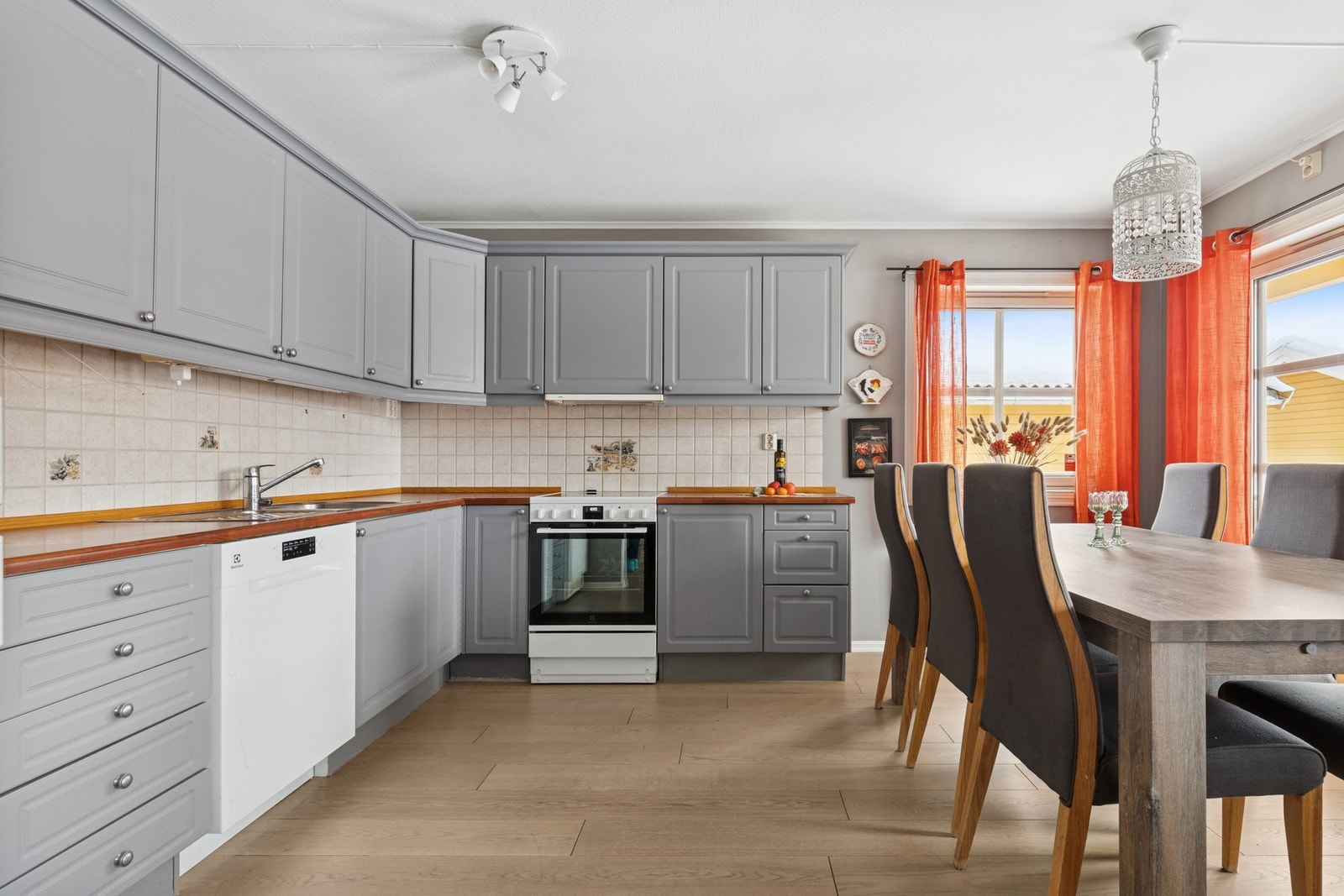 Kjøkken har laminert benkeplate, samt frittstående hvitevarer. Galleribilde