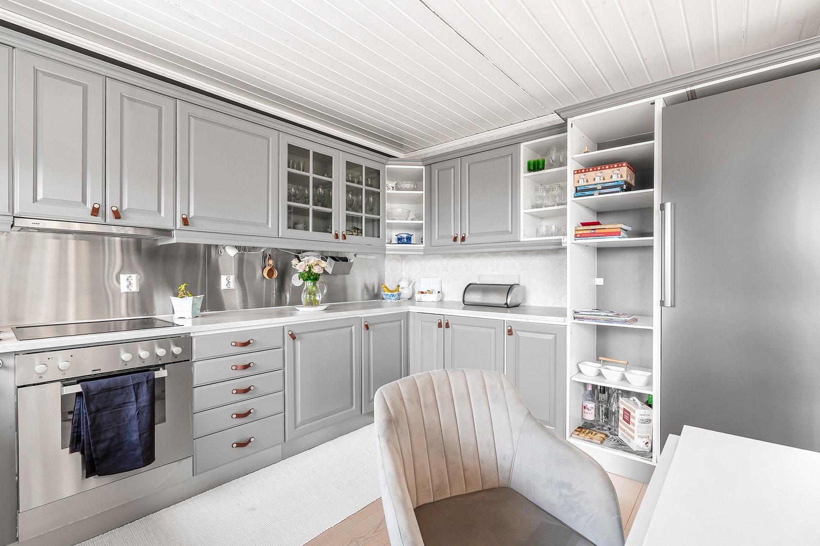 Kjøkkenet er av god størrelse med rikelig skap- og benkeplass Galleribilde