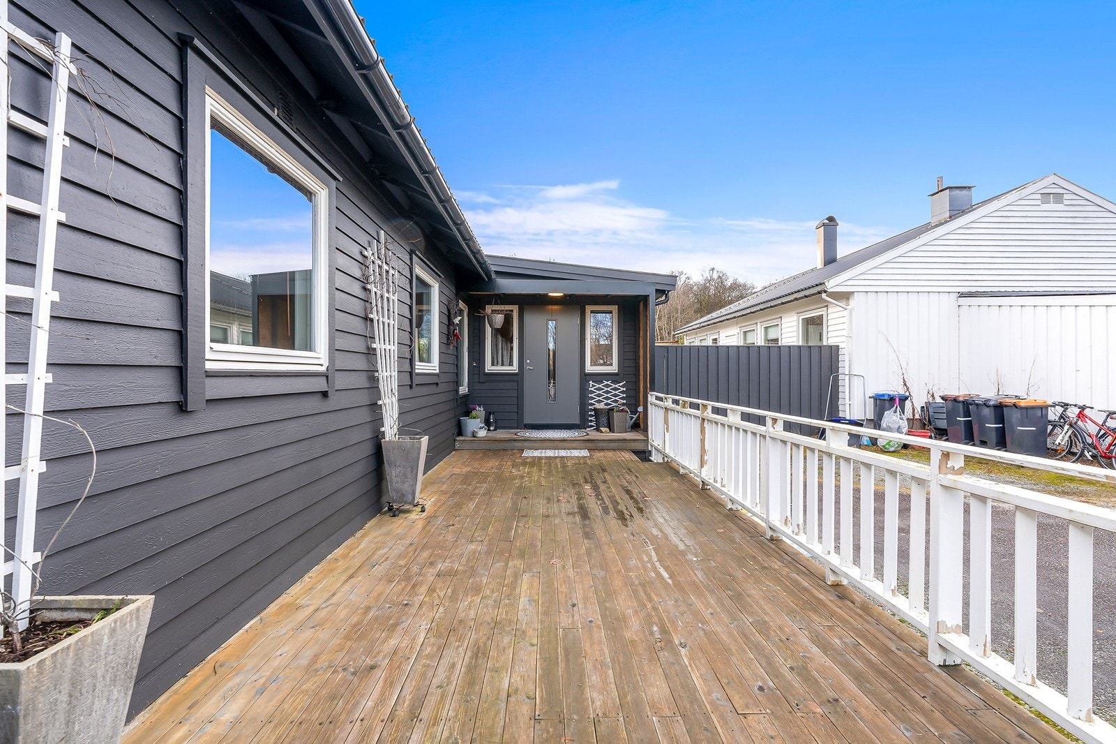 Inngangspartiet har treterrasse og ny hovedinngangsdør fra 2023 Galleribilde