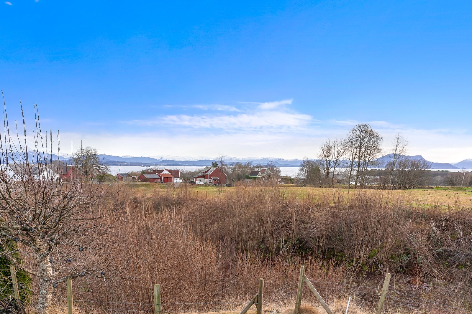 Fra hagen kan man nyte utsikten over det åpne landskapet og fjellene. Galleribilde