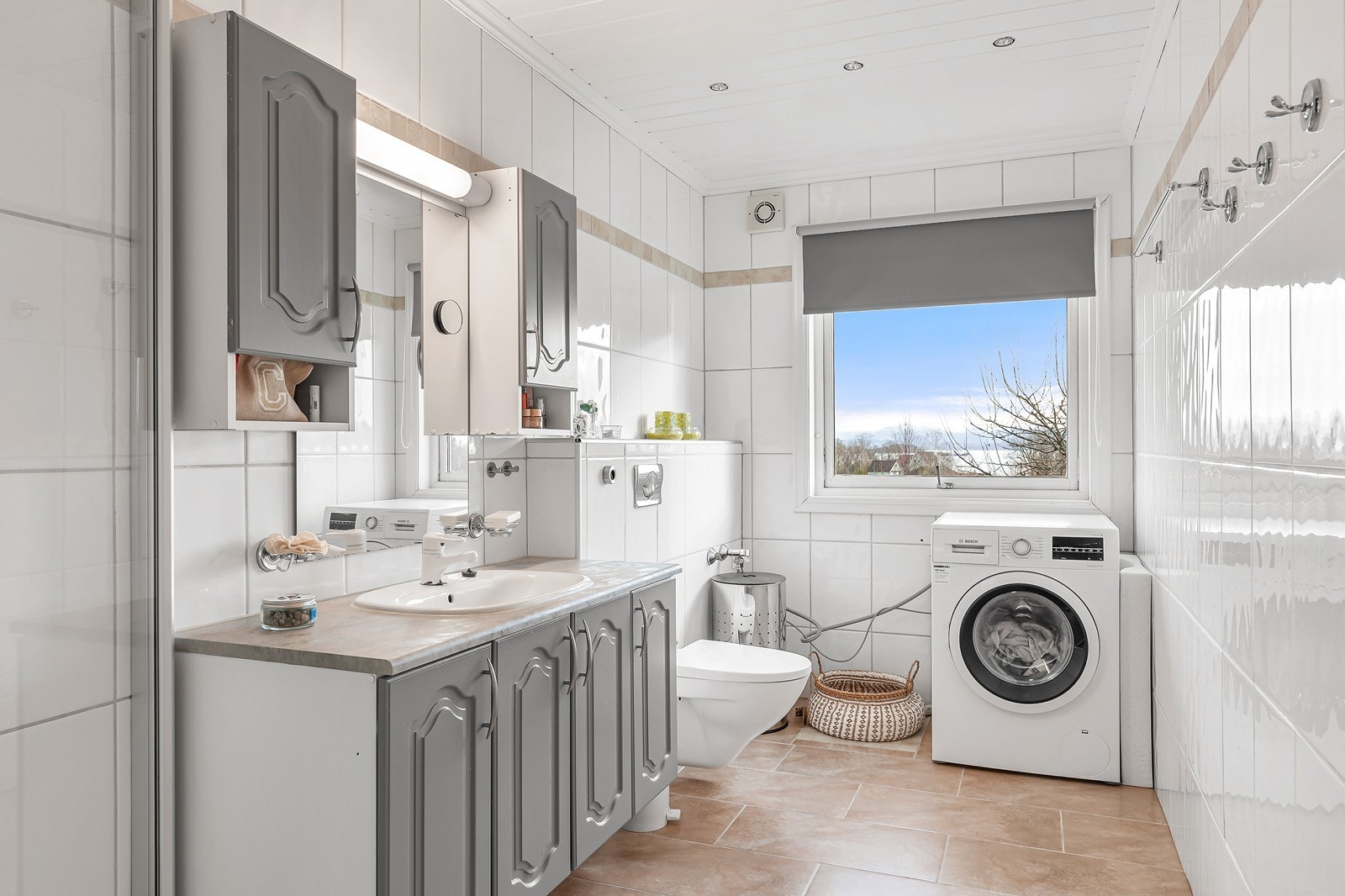 Badet er av god størrelse og er utstyrt med dusj, baderomsinnredning og varmekabler på gulv. Galleribilde