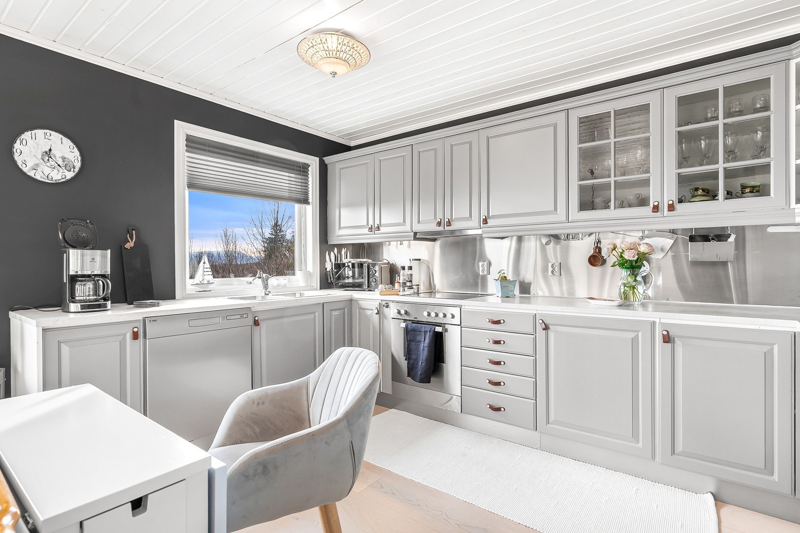 Vindu over benken gir godt med naturlig lysinnslipp Galleribilde