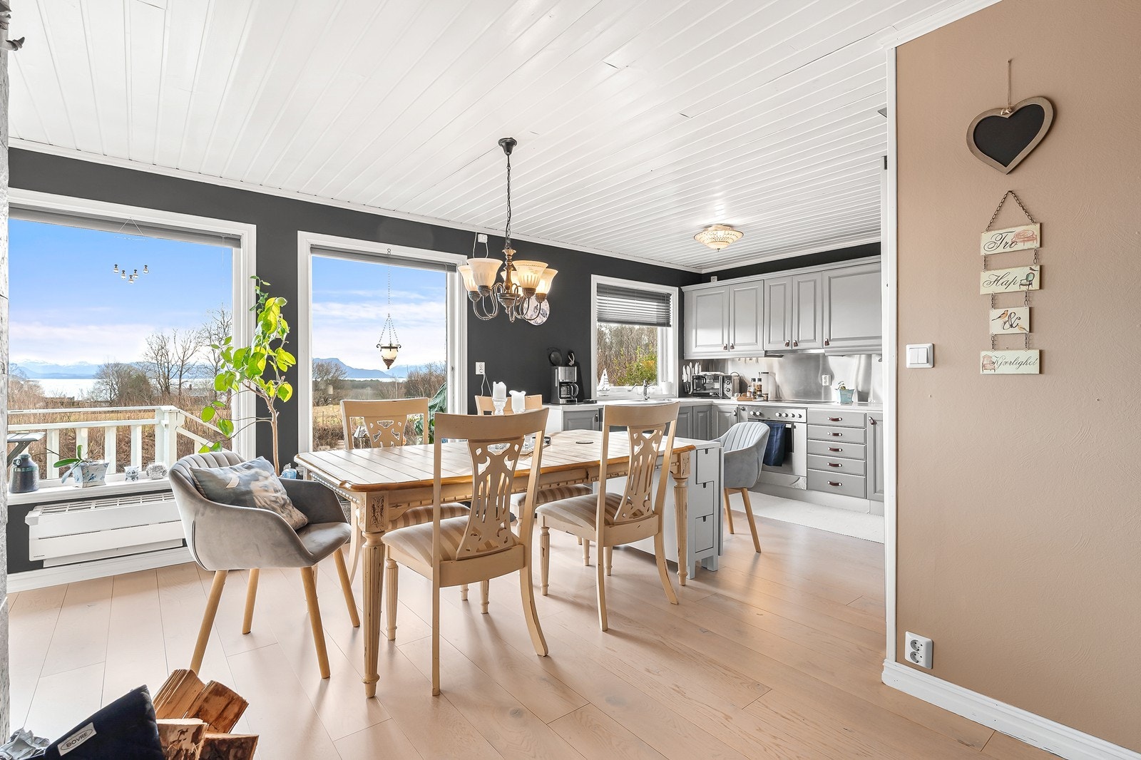 Overflatene er pene og moderne med fint gulv og slette vegger i moderne farger Galleribilde