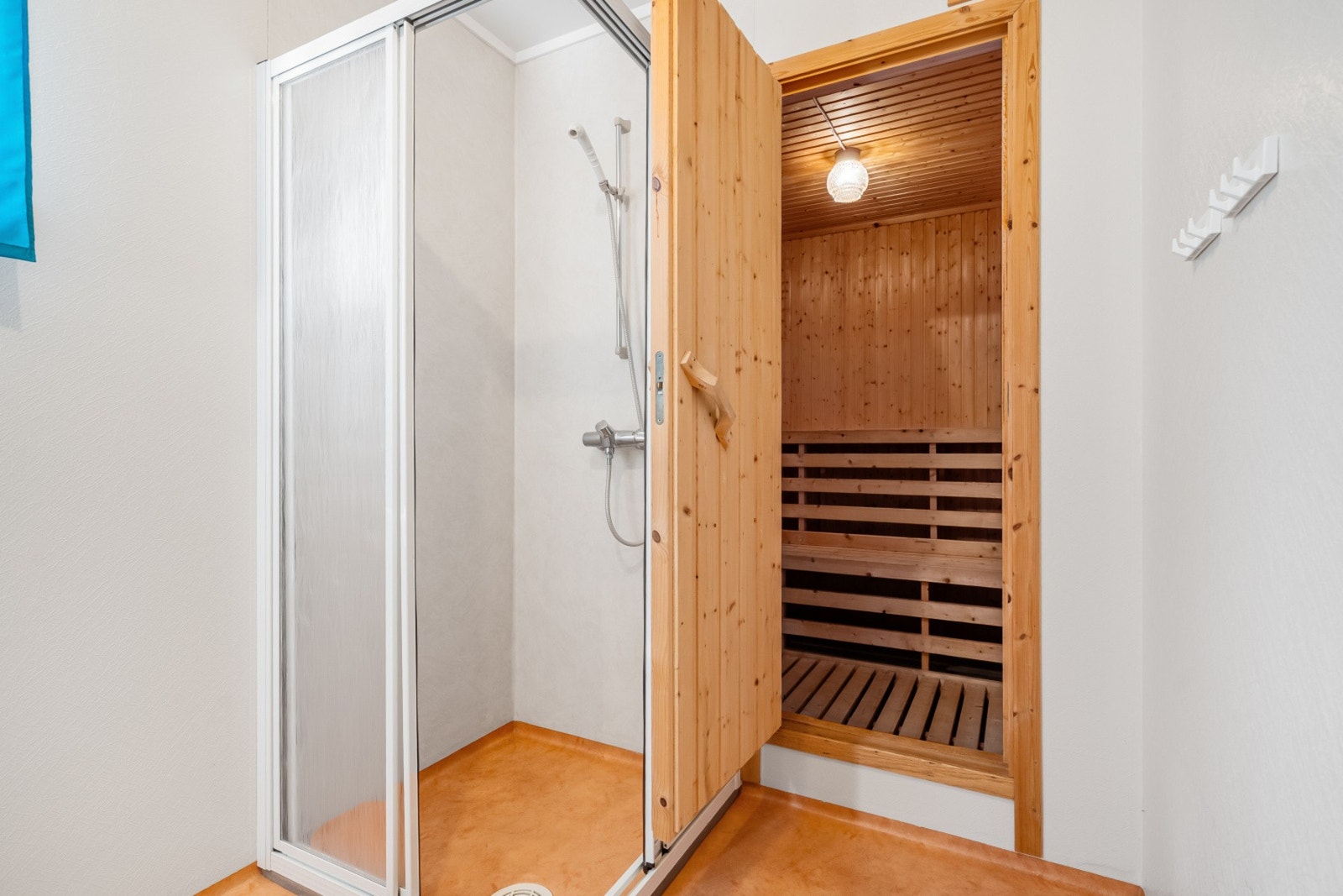 Bad og badstue i kjeller til hoveddel. Galleribilde