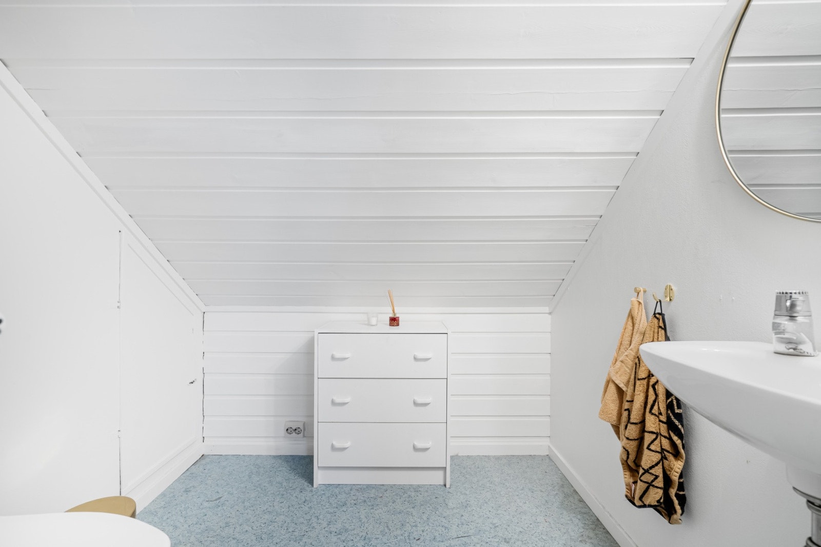 Toalettrom i 2. etasje med veggmontert servant og gulvmontert toalett. Galleribilde