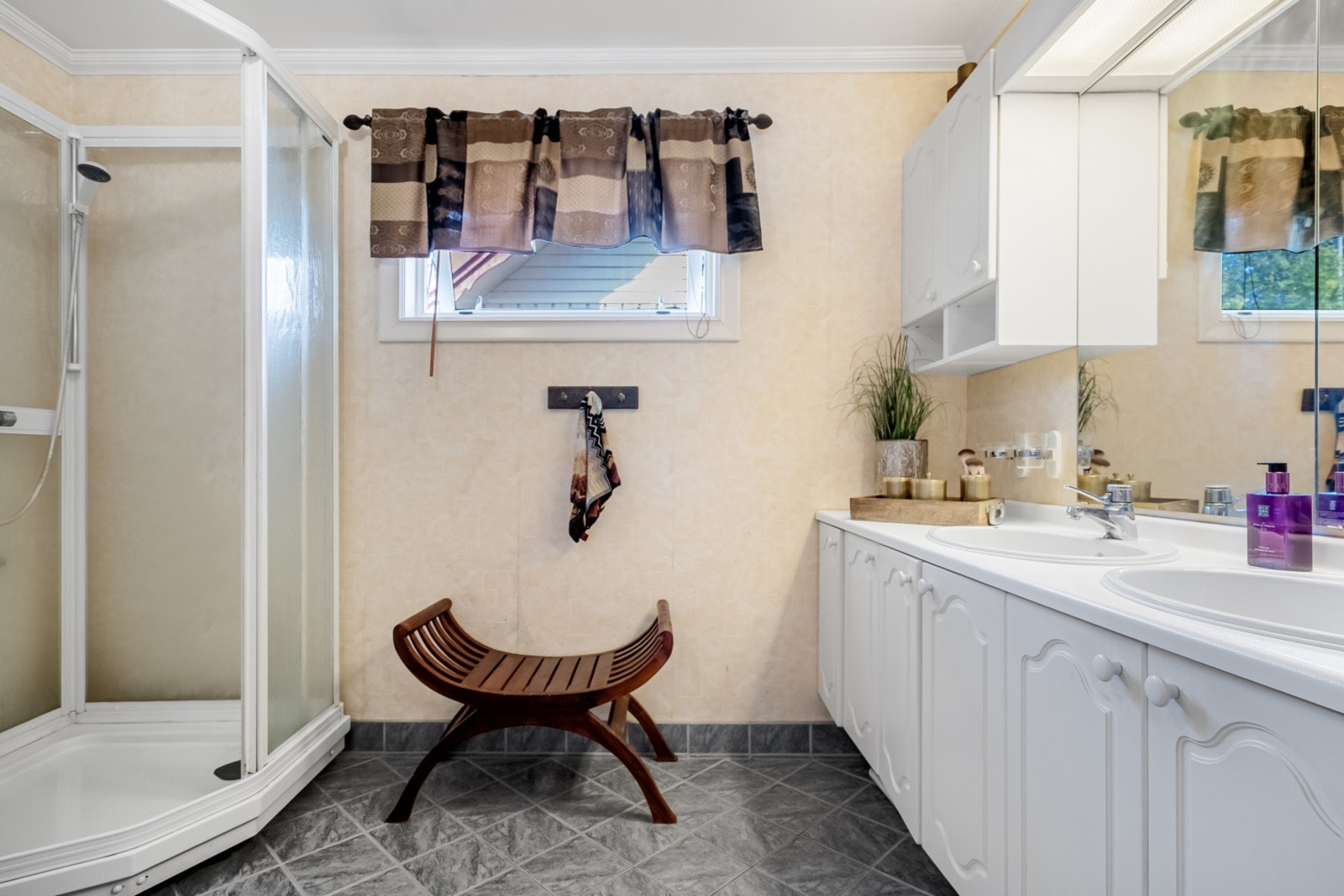 Badet ligger i 1.etasje og har varme i gulv. Galleribilde