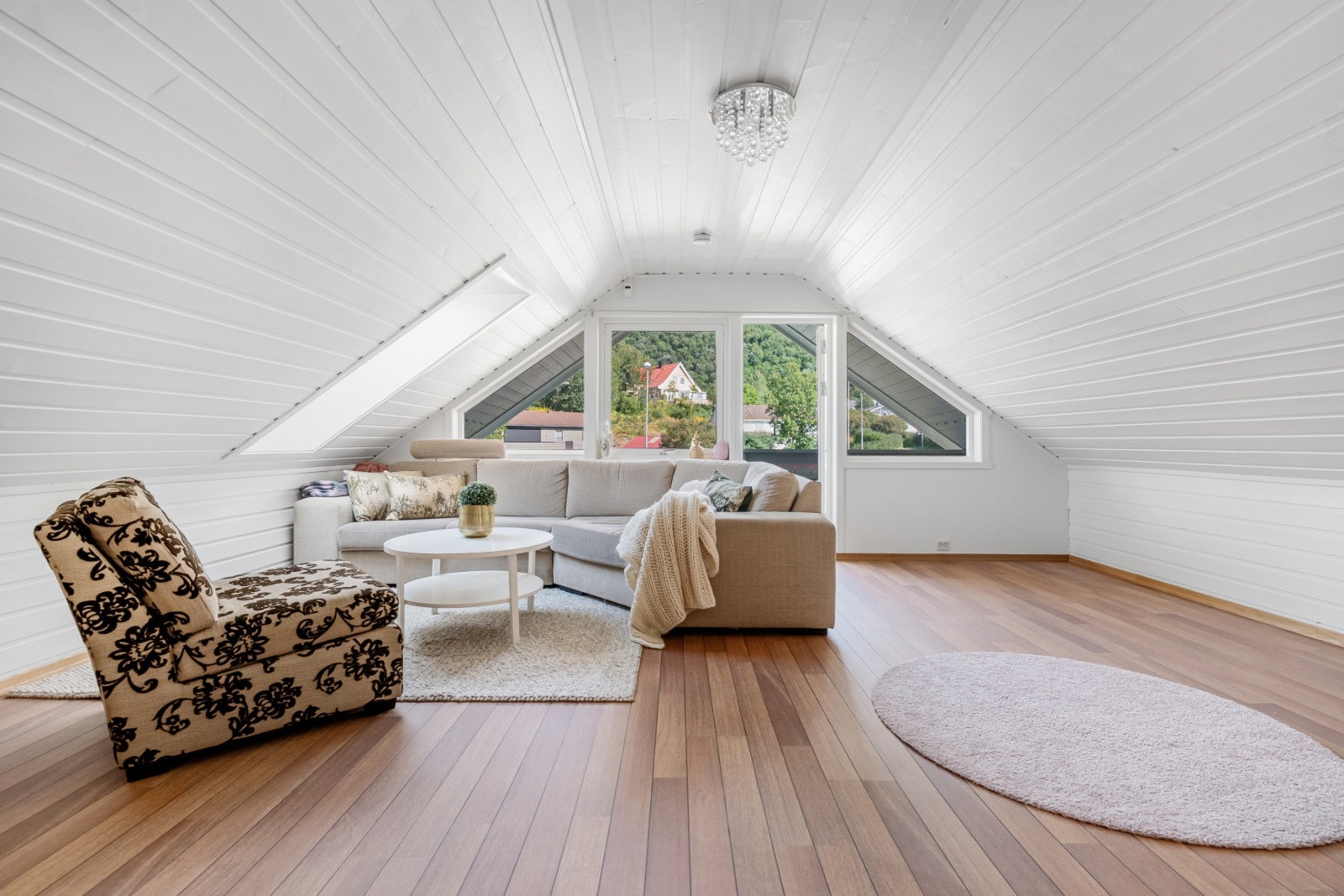 Luftig loftstue med plass til sofagruppe og tilhørende møblement. Galleribilde