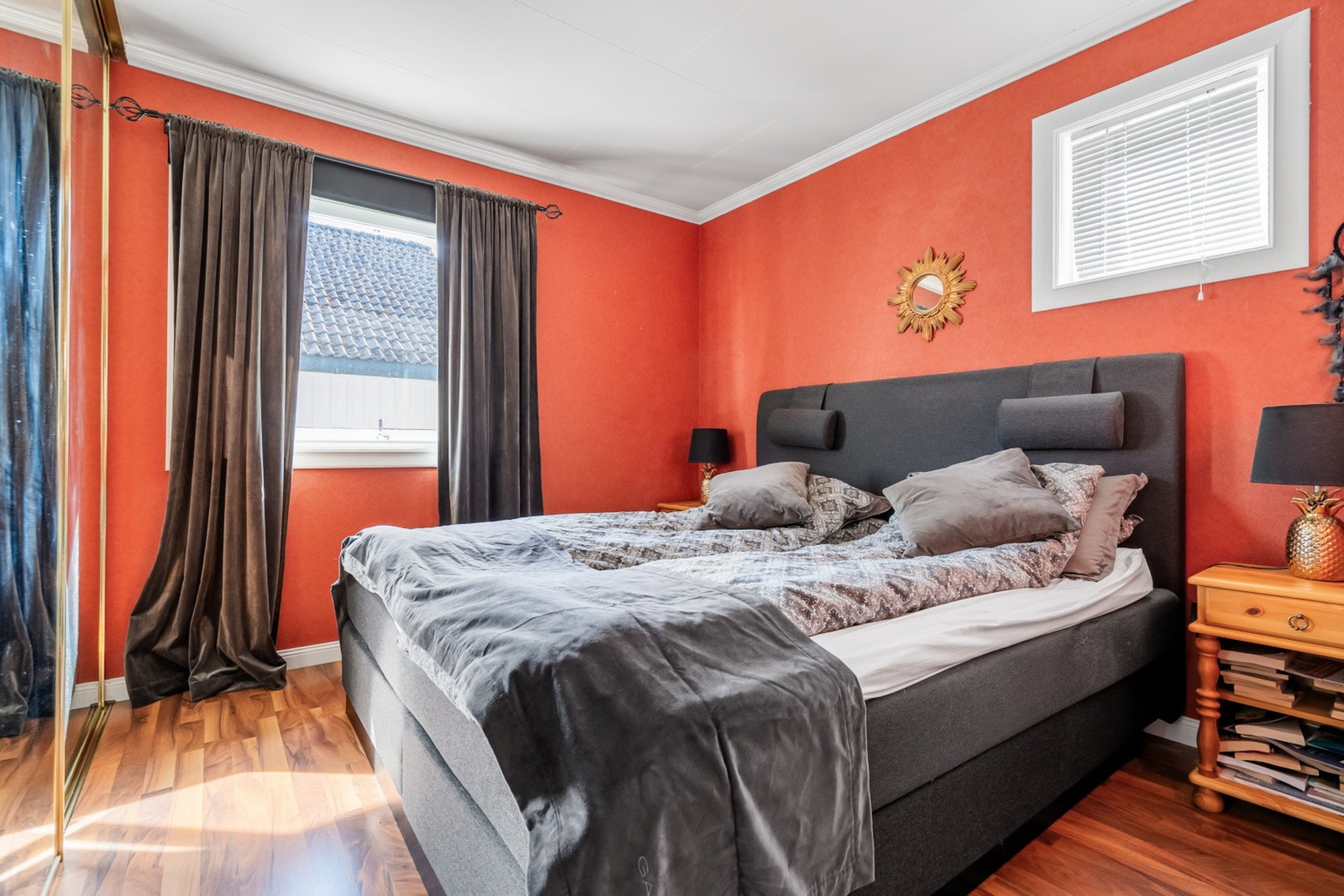 Soverom med god plass til dobbeltseng og skyvedørsgarderobe. Galleribilde