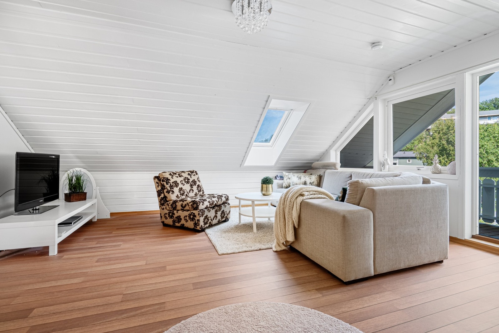 Utgang til balkong fra loftstue. Galleribilde