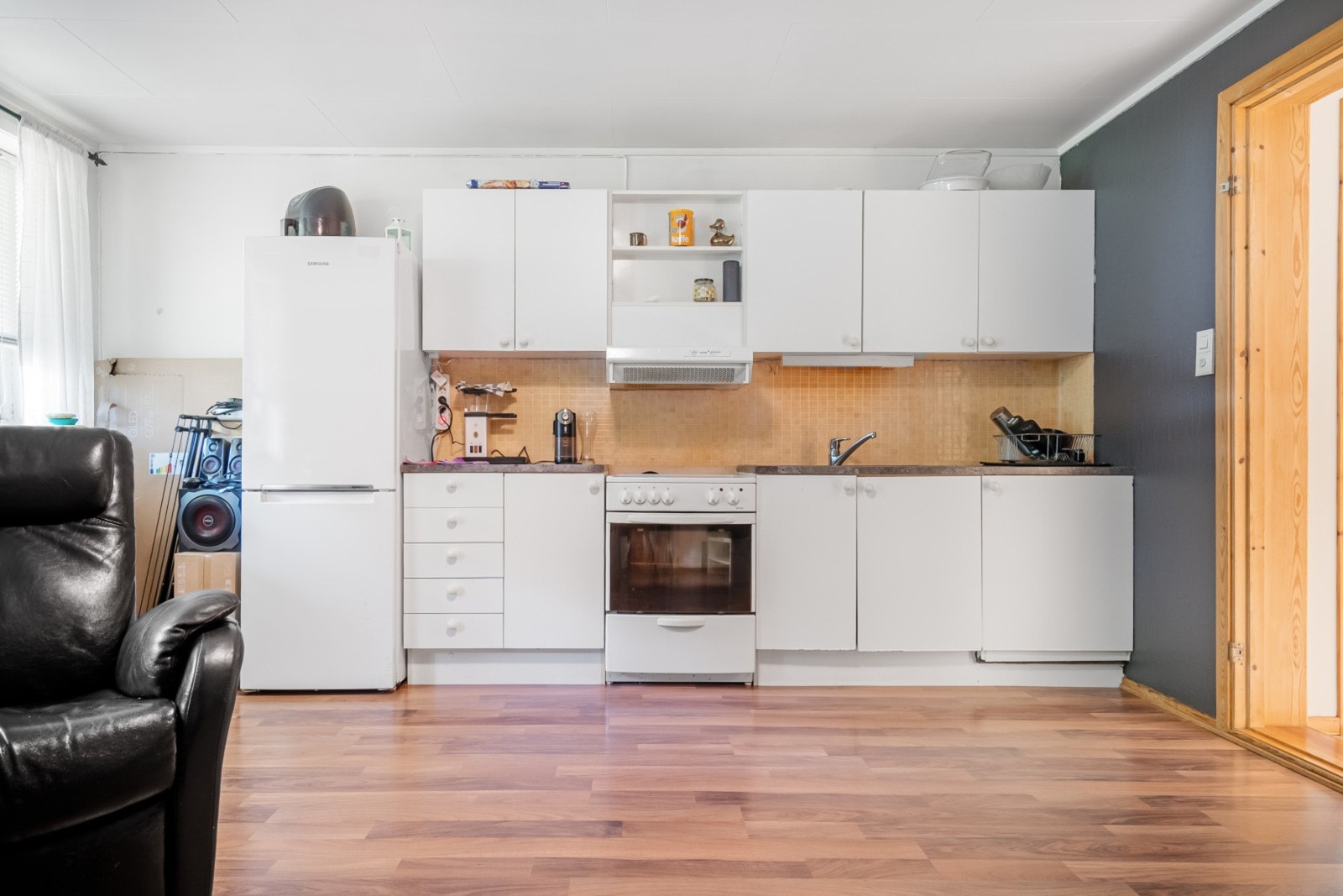 Kjøkkeninnredning med slette fronter og laminat benkeplate. Galleribilde