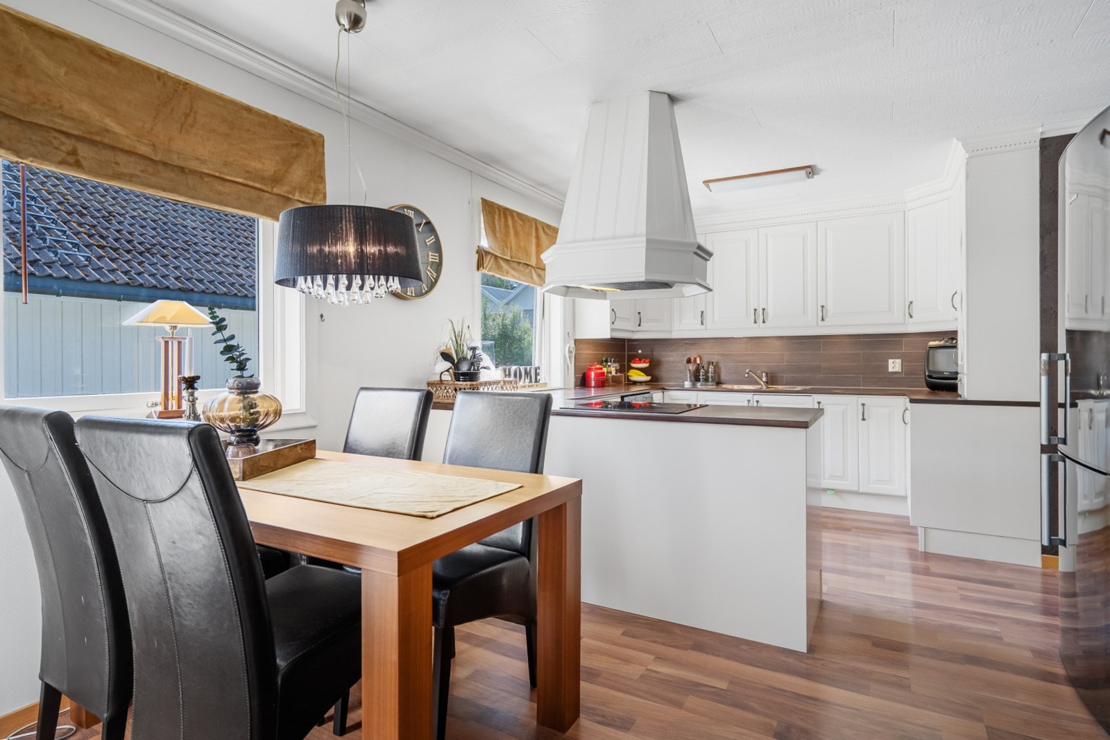 Kjøkkenet ligger adskilt i eget rom med plass til spisegruppe. Galleribilde