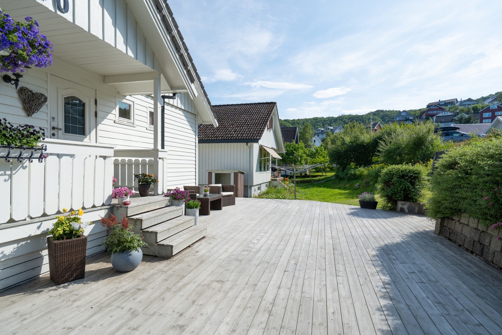 Stort og pent opparbeidet uteområde. Galleribilde