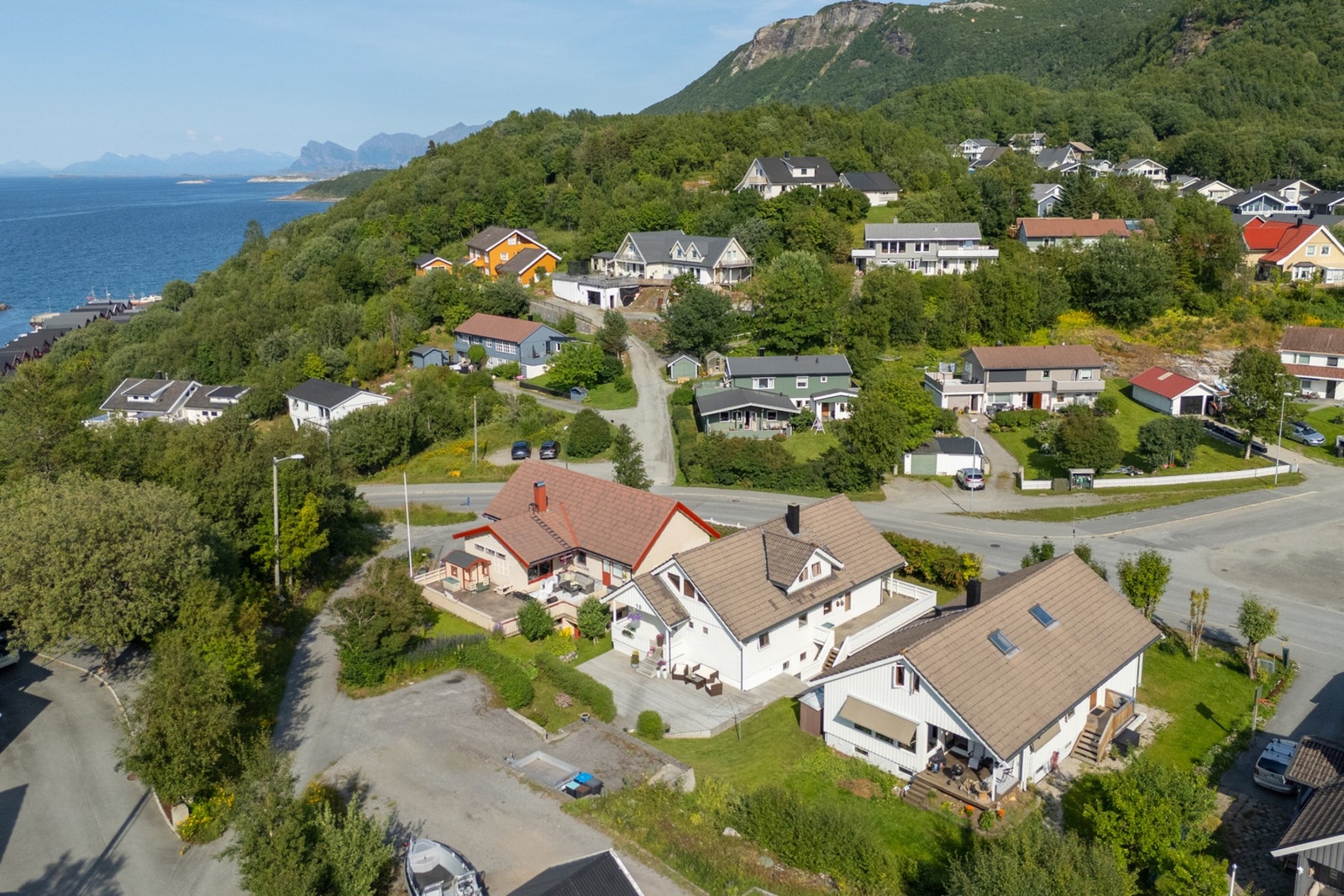 Boligen har gode parkeringsforhold med plass til ca 4 biler på tomten i tillegg til garasje. Galleribilde