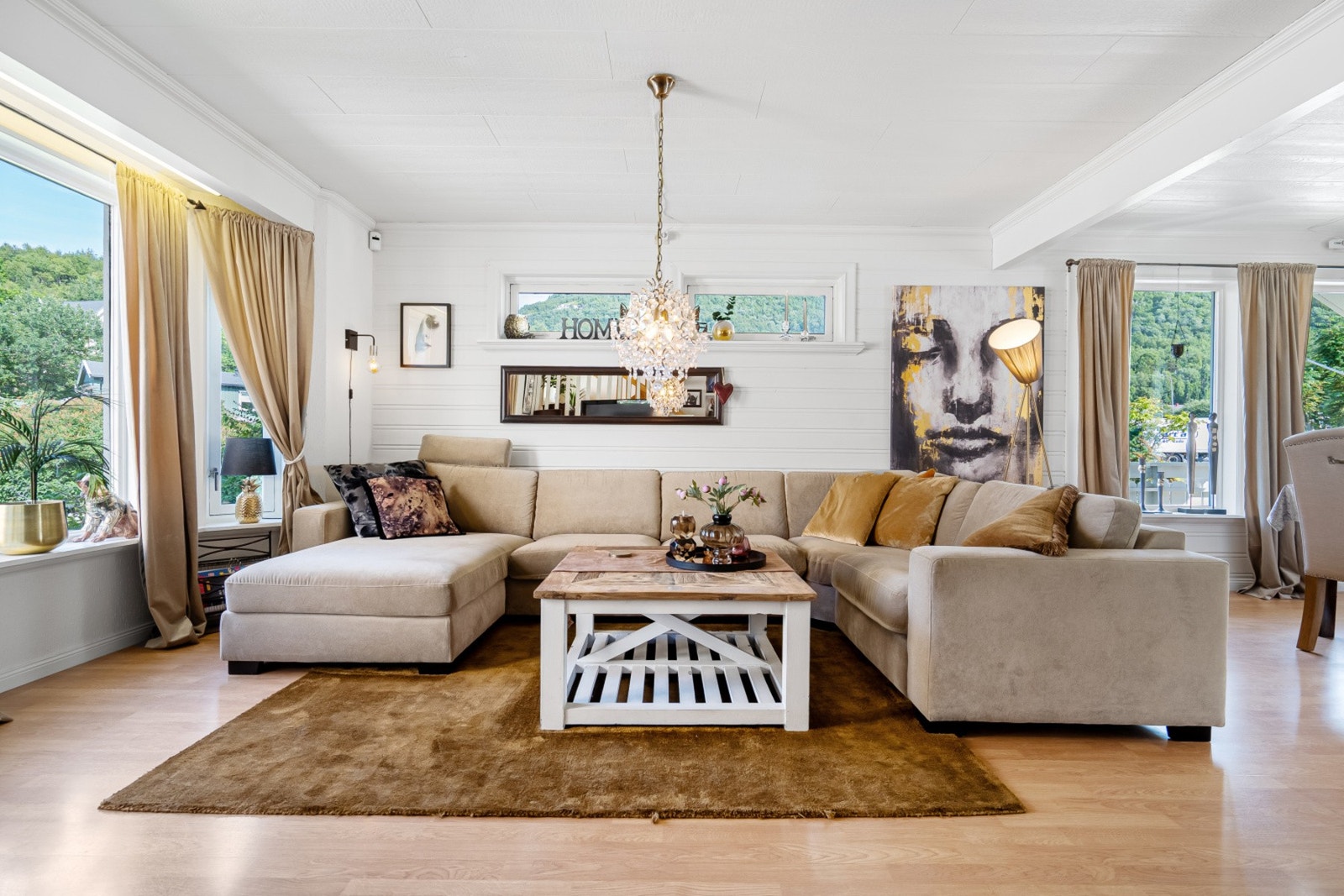 Romslig stue med god plass til sofagruppe og spisestue. Galleribilde