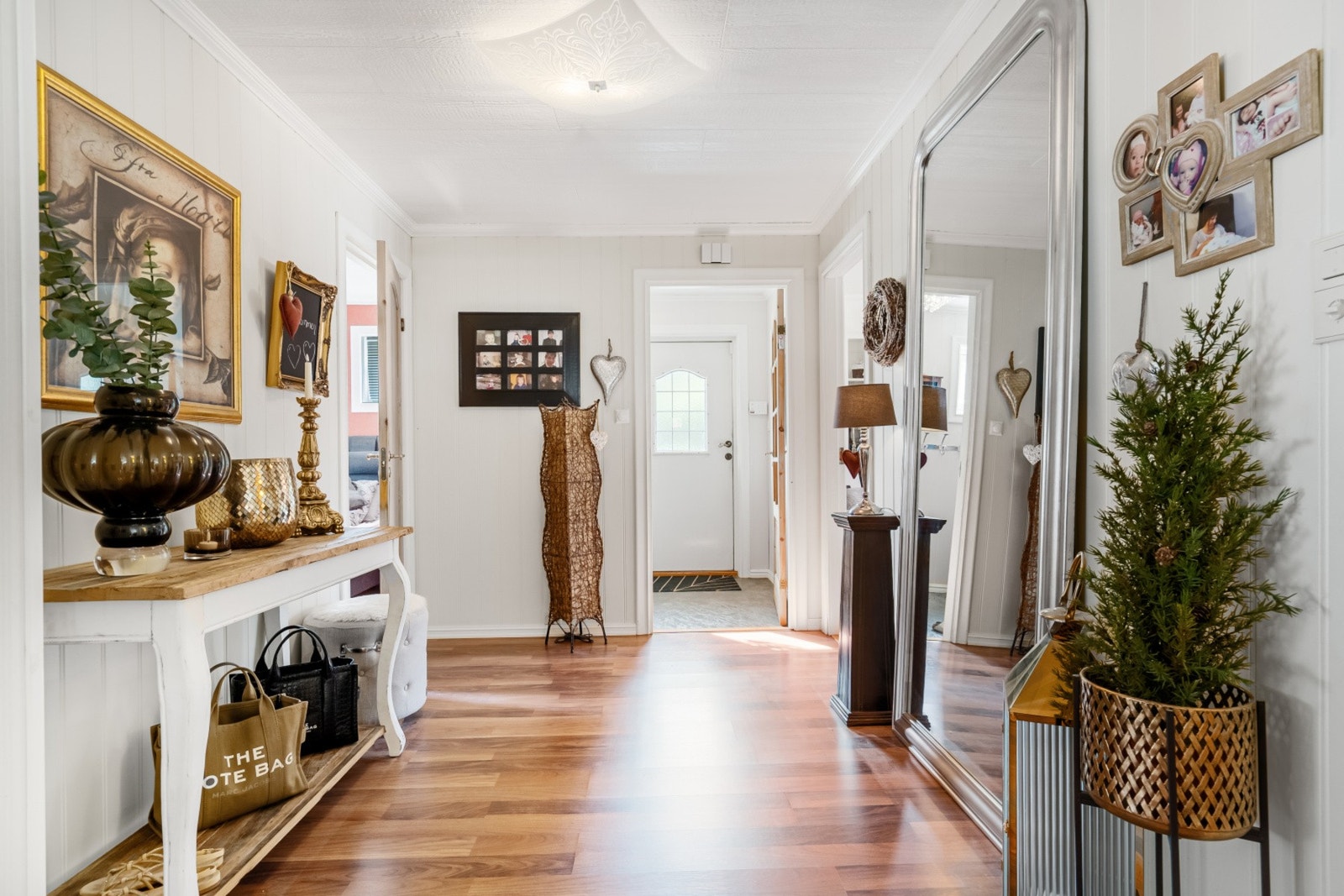 Velkommen inn! Romslig gang med god plass til møblement. Galleribilde