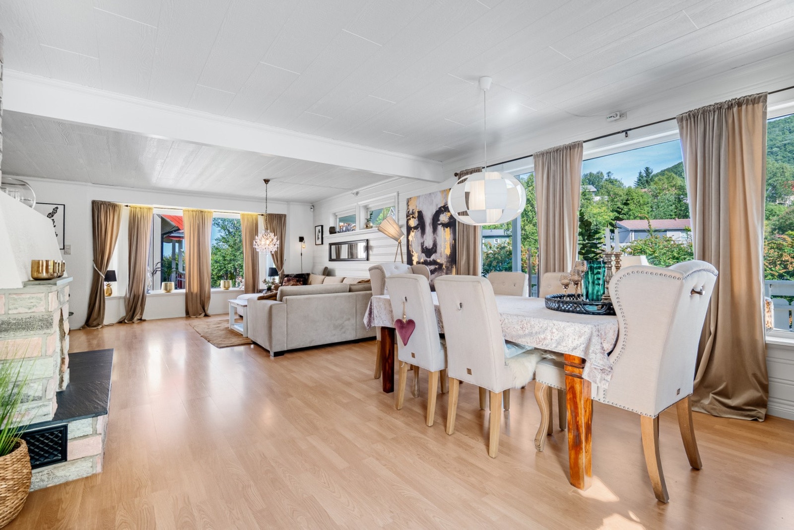 God plass til spisestue for sosiale stunder. Utgang til balkong fra spisestuen. Galleribilde