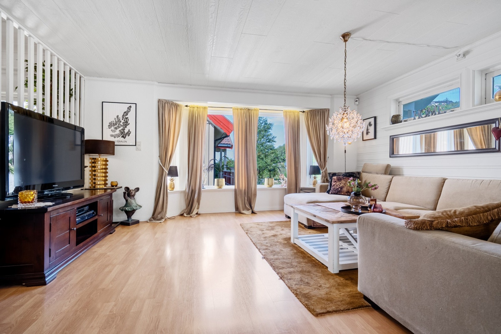 Store vinduer slipper inn godt med naturlig lys i rommet. Galleribilde