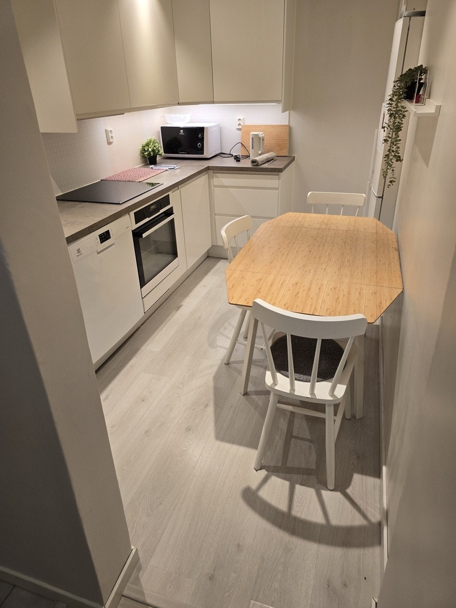 Kjøkken med nytt bord Galleribilde